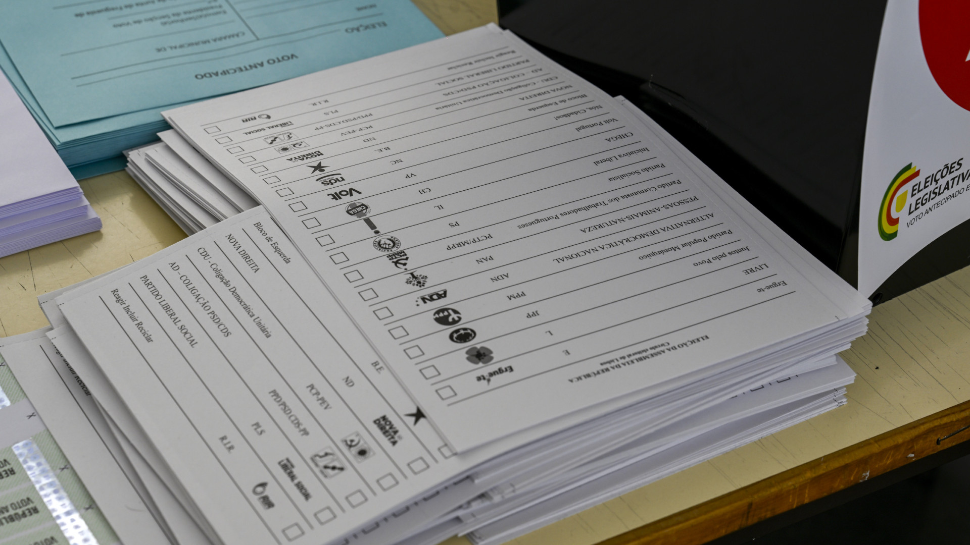 Jovens da comunidade cigana fazem apelo ao voto em vídeo 