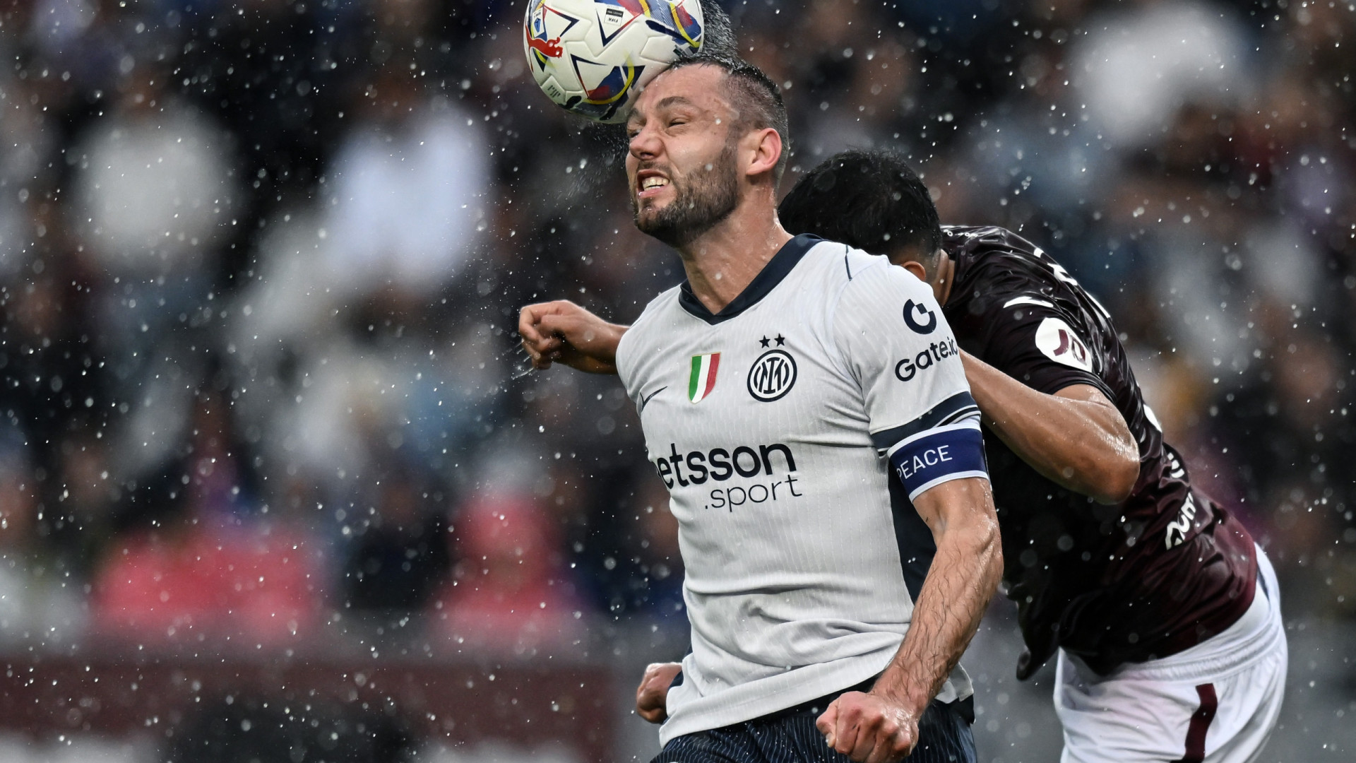 Inter 'finta' chuva de Turim e iguala Napoli na liderança em Itália