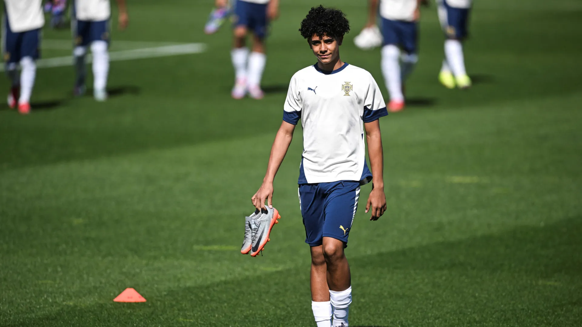 Filho de Cristiano Ronaldo treina com os sub-15 e pormenor salta à vista