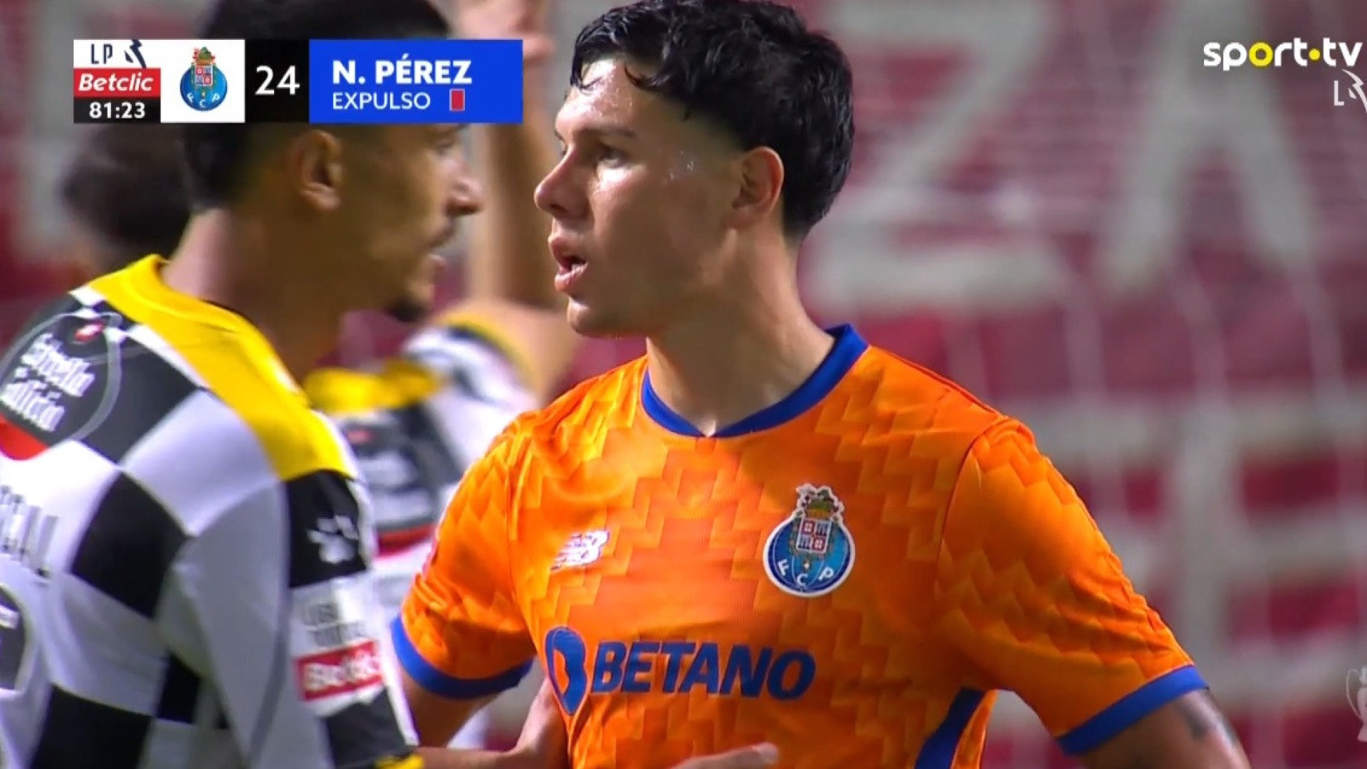 De mal a pior. Depois do penálti, Nehuén Pérez foi expulso neste lance