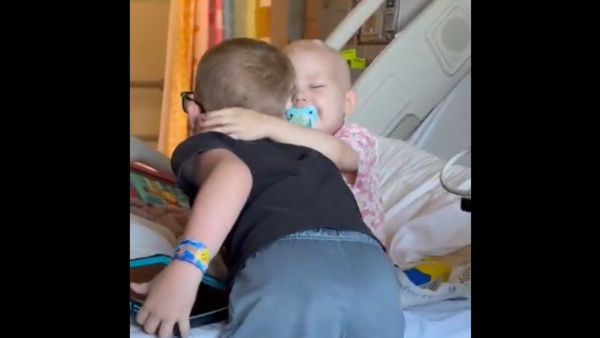 Rapaz visita irmã com cancro no hospital e abraço entre os dois é viral