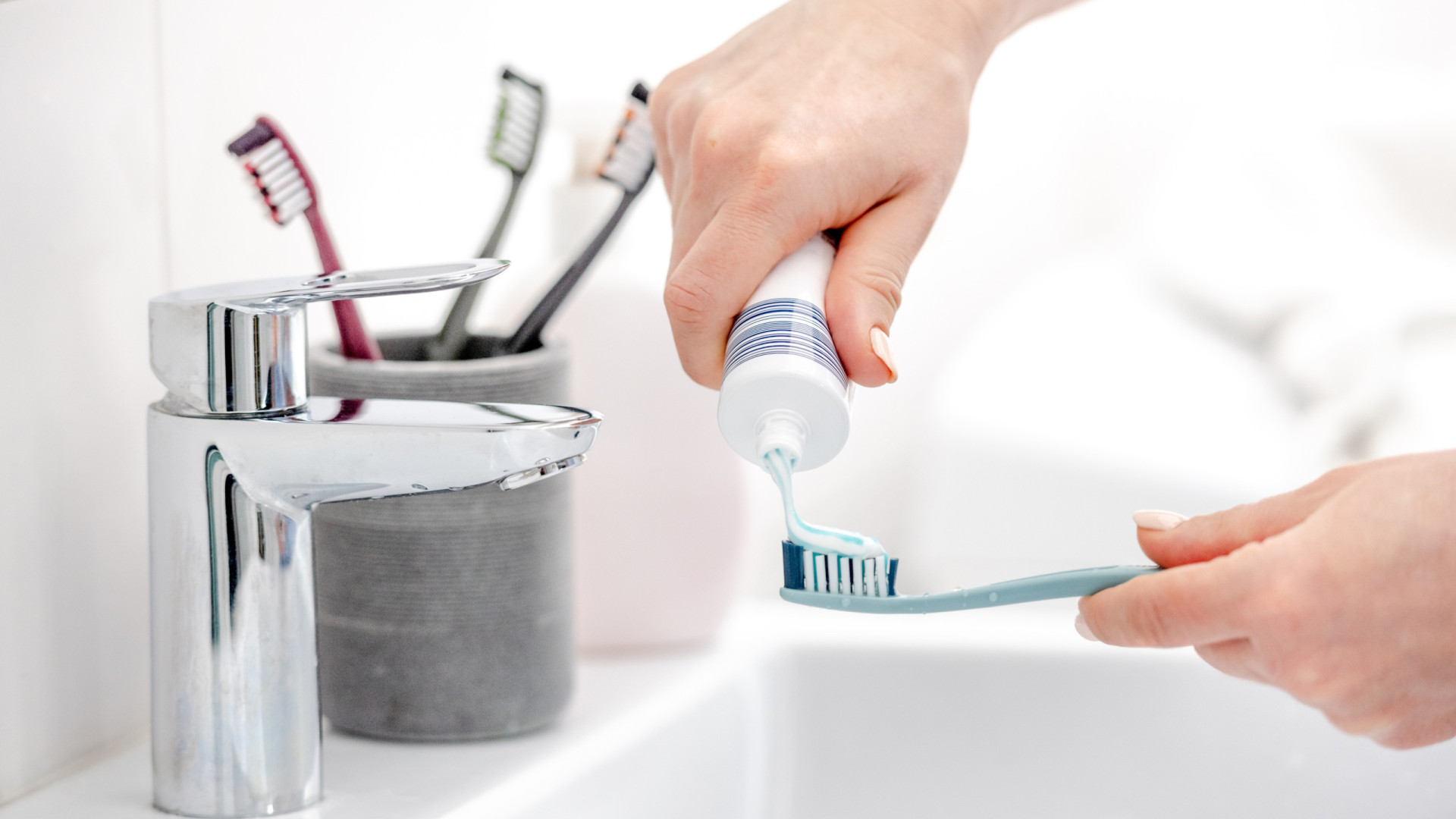 Dentista alerta para erro comum que muitos cometem ao acordar