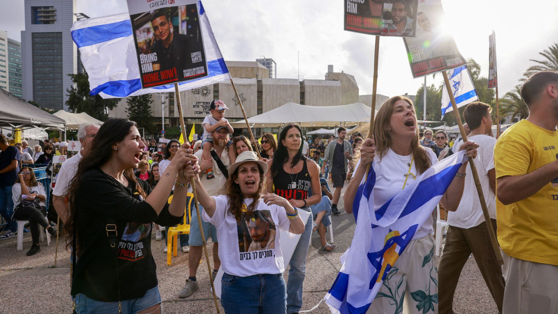 Refém israelo-americano Edan Alexander entregue à Cruz Vermelha