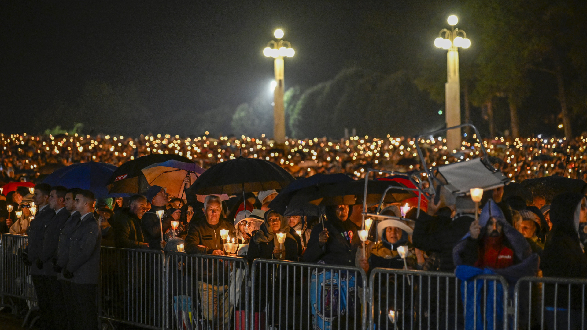 Fiéis voltaram a iluminar Fátima. As imagens da procissão das velas