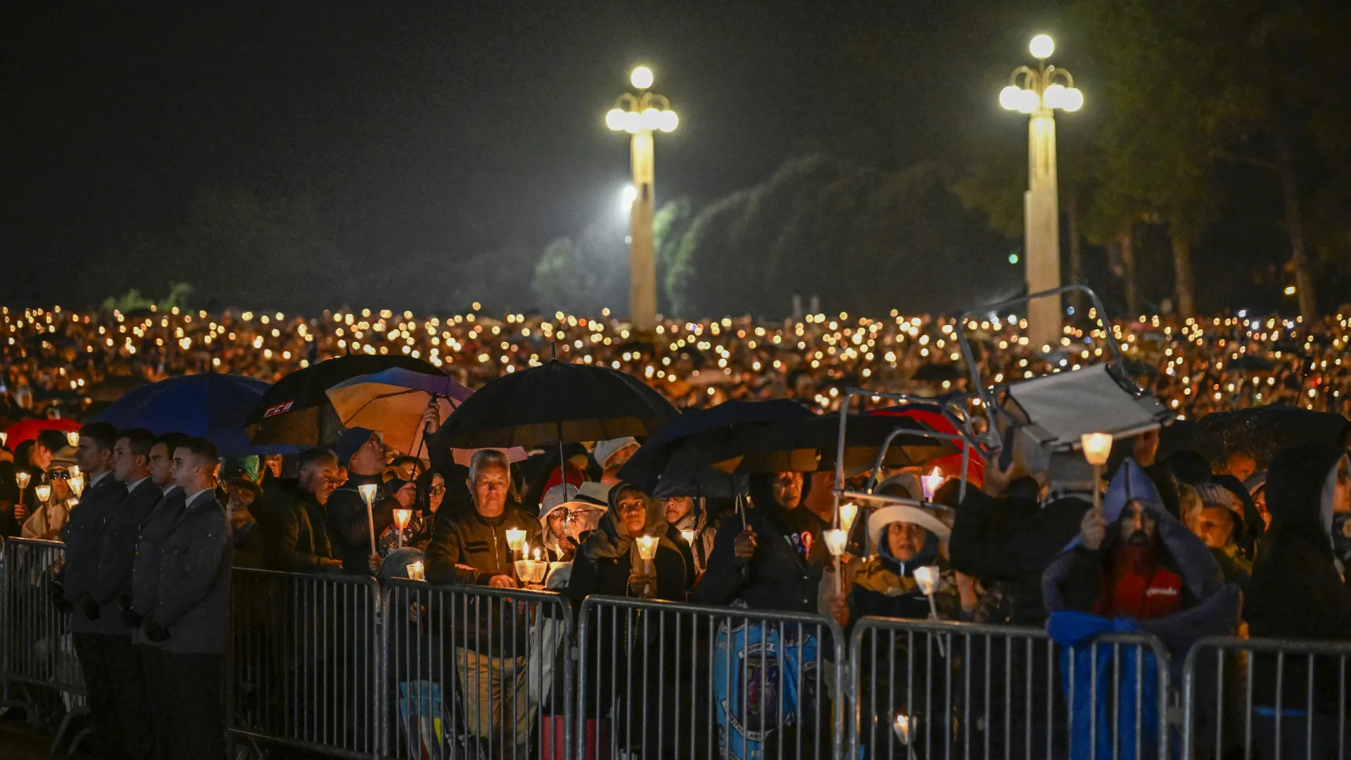 Fiéis voltaram a iluminar Fátima. As imagens da procissão das velas