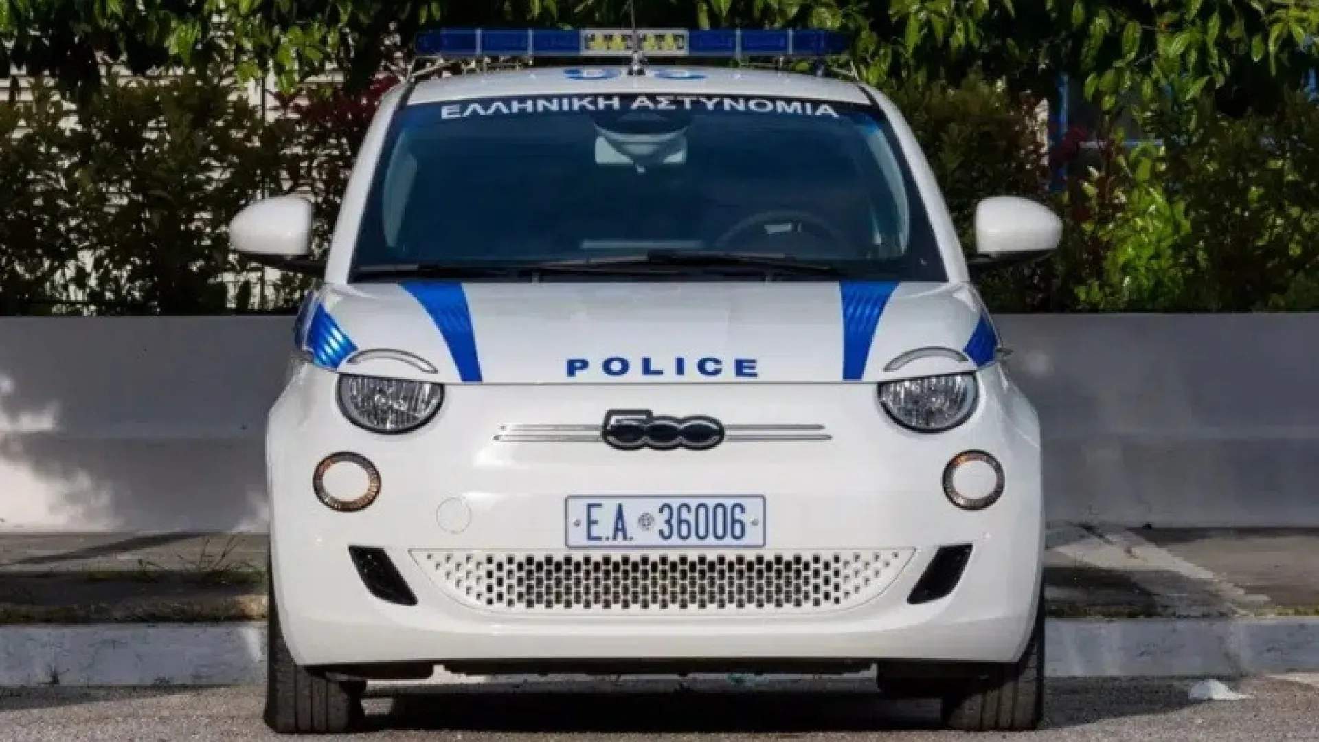 Intimidador? Este carro de polícia na Grécia contraria a tendência
