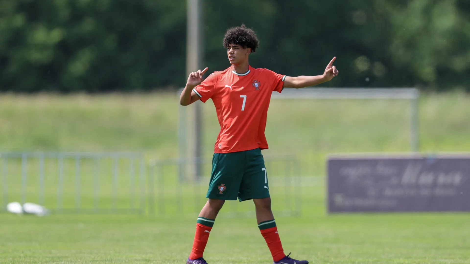 Tal pai, tal filho. Cristiano Ronaldo Jr. estreou-se com o 7 pela seleção