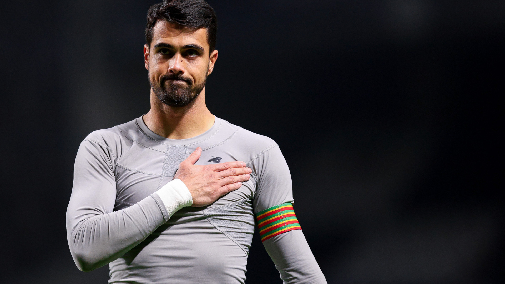 De mão ao peito até à despedida. Diogo Costa abre problema no Dragão