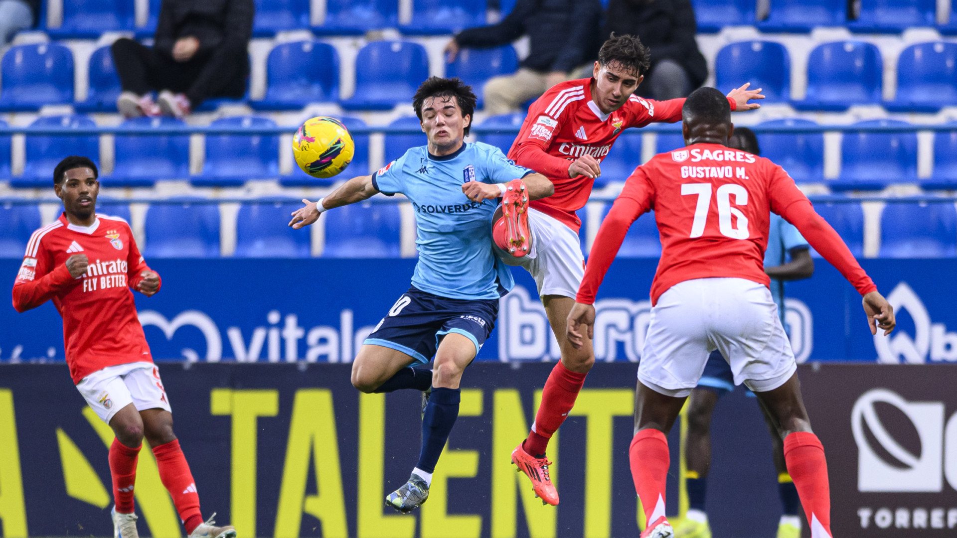 Aí vão quatro (seguidos). Ex-Benfica conquista mais um prémio na II Liga