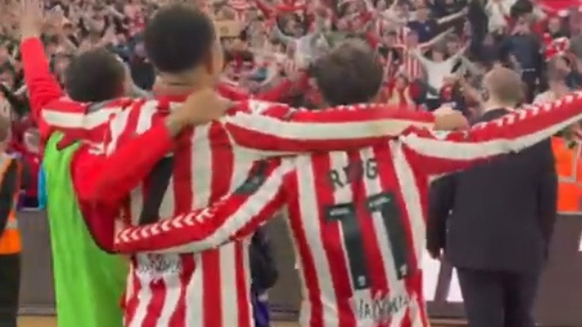 Arrepiante. Os festejos do Sunderland após mais um passo rumo à elite