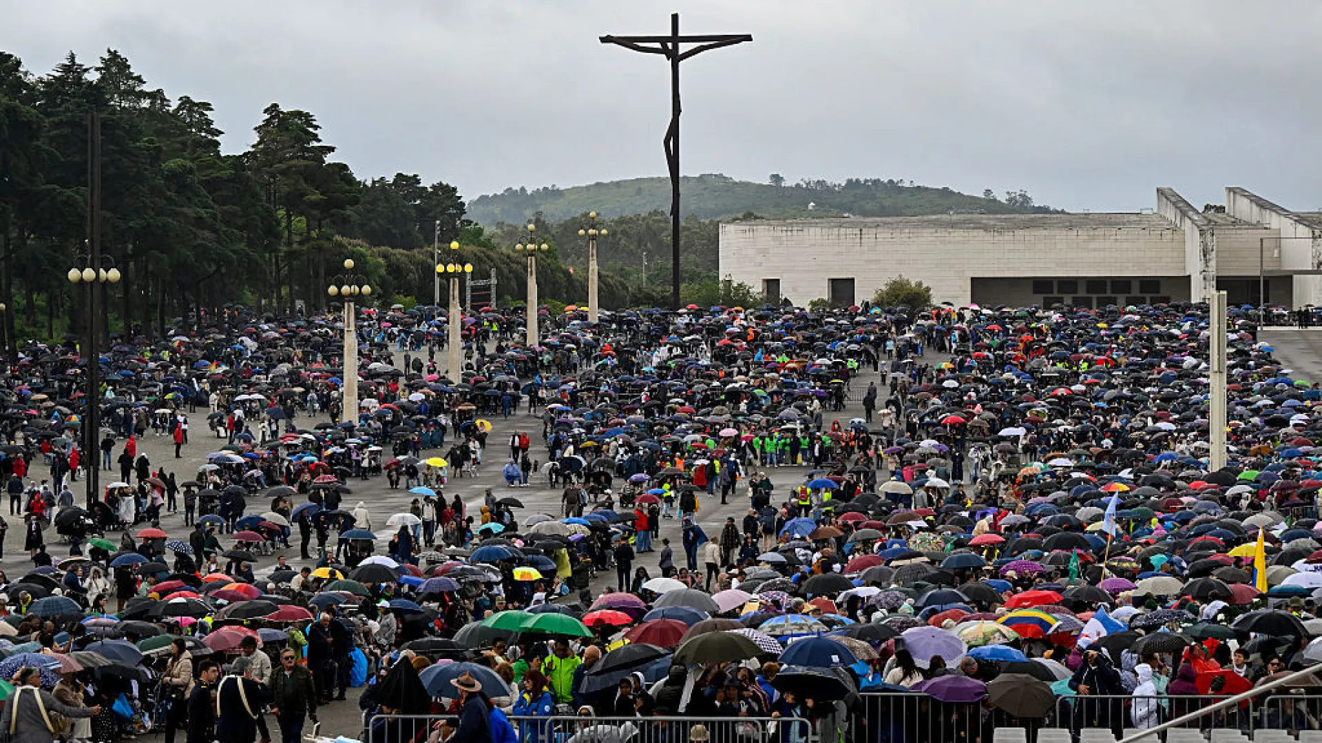 Milhares de fiéis no fecho das celebrações do 13 de maio em Fátima. Veja