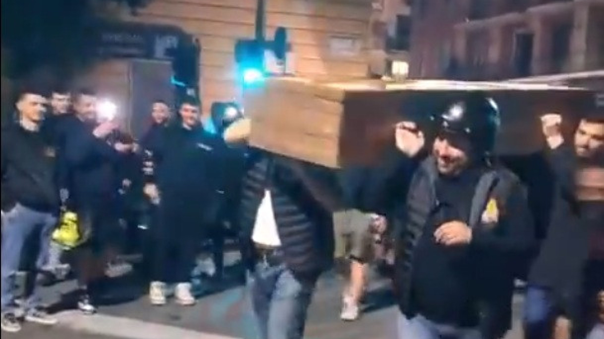 Sampdoria desceu de divisão e adeptos do eterno rival fizeram... funeral