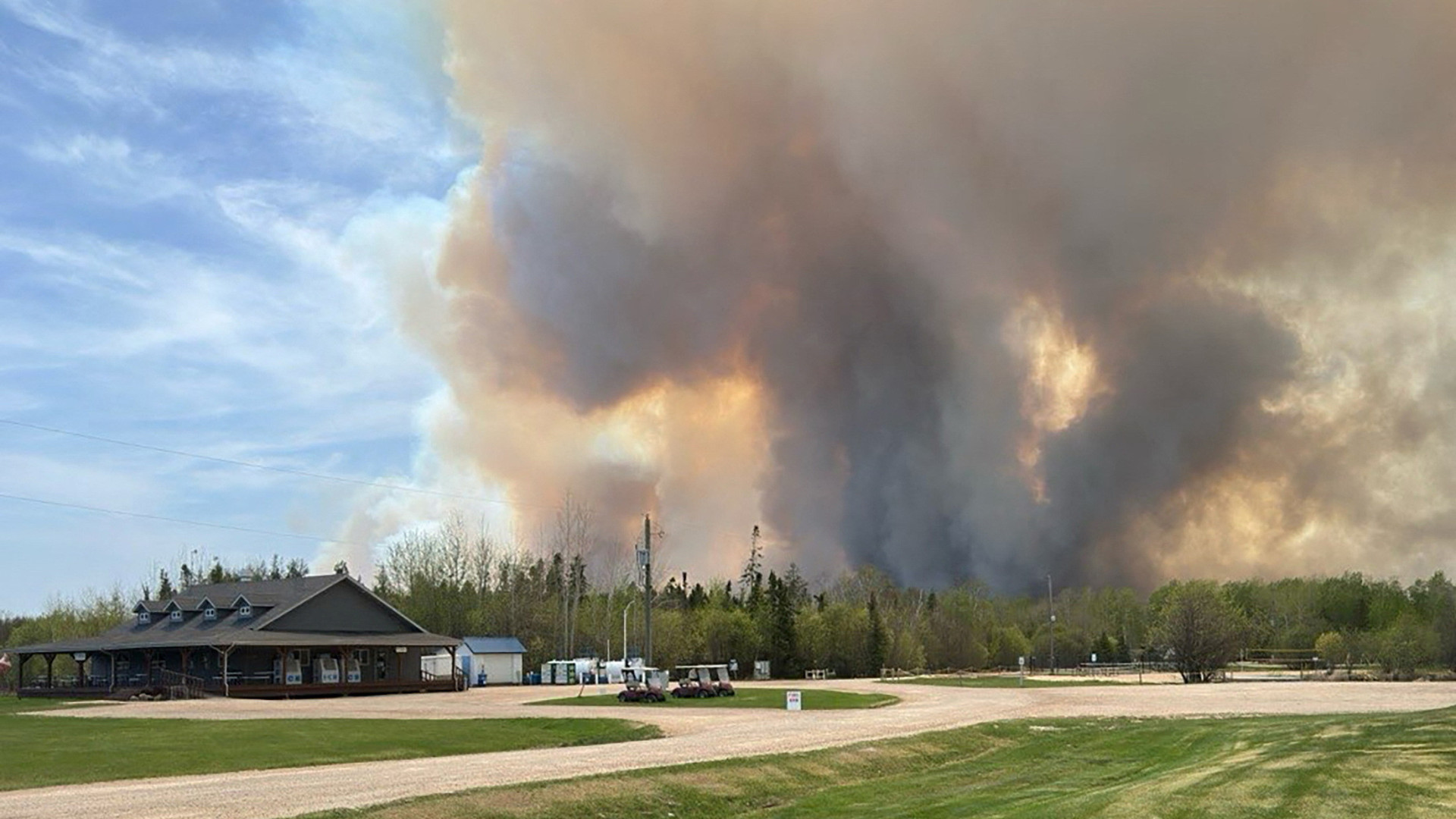 Incêndios no Canadá fazem 2 mortos e obrigam a retirar 1.000 pessoas