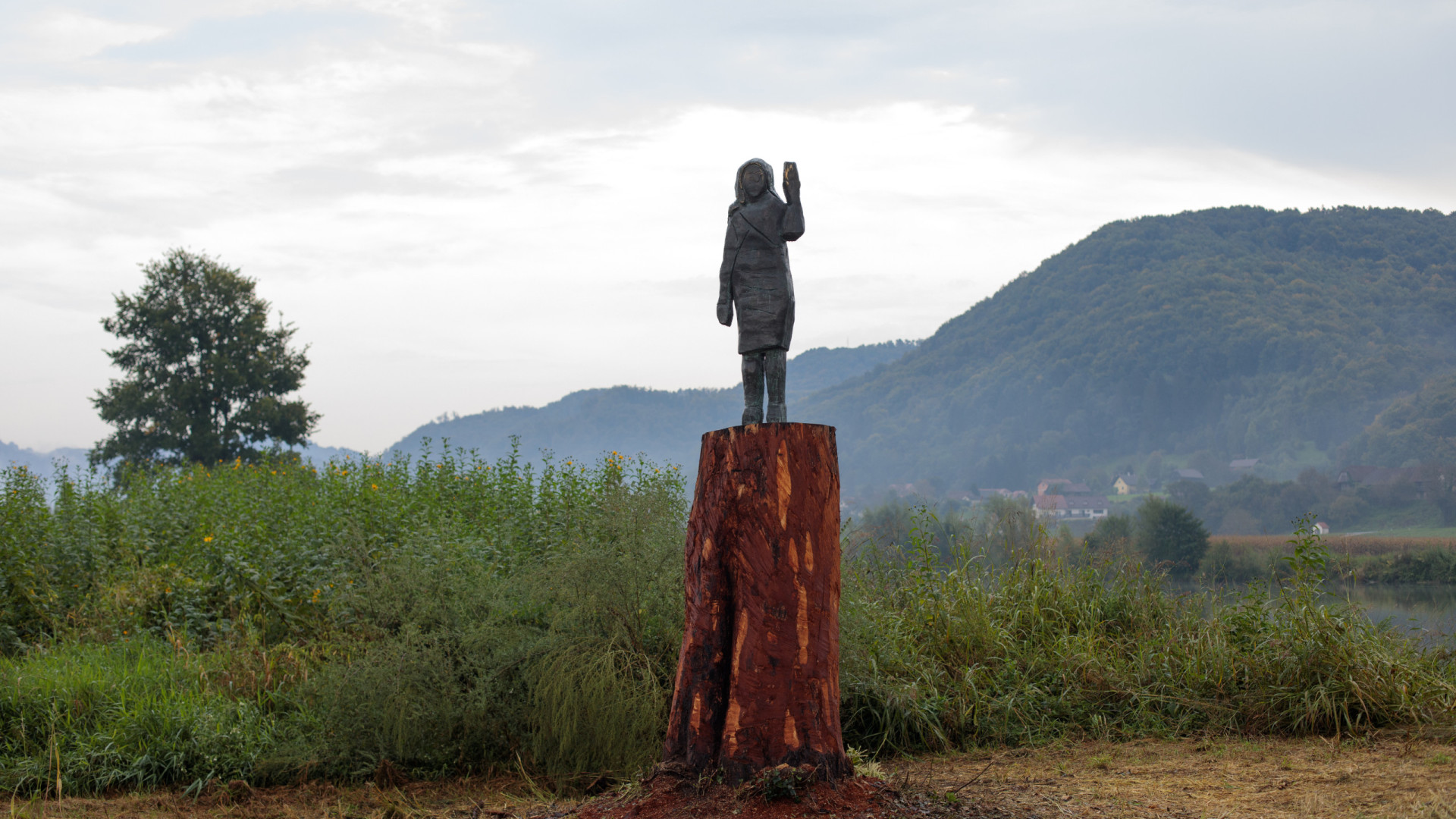 Depois de ser queimada, estátua de Melania Trump está agora desaparecida
