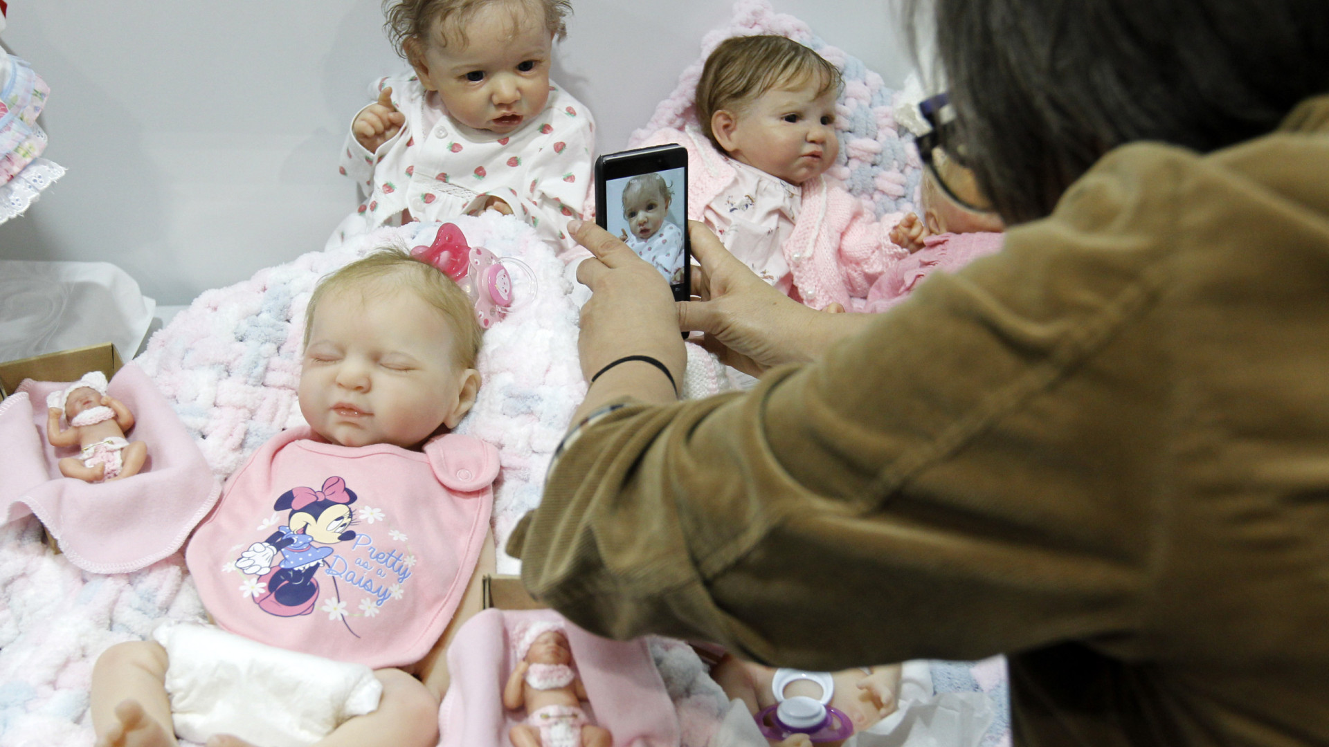 Ex-casal disputa guarda bebé reborn com rede social (e lucro)