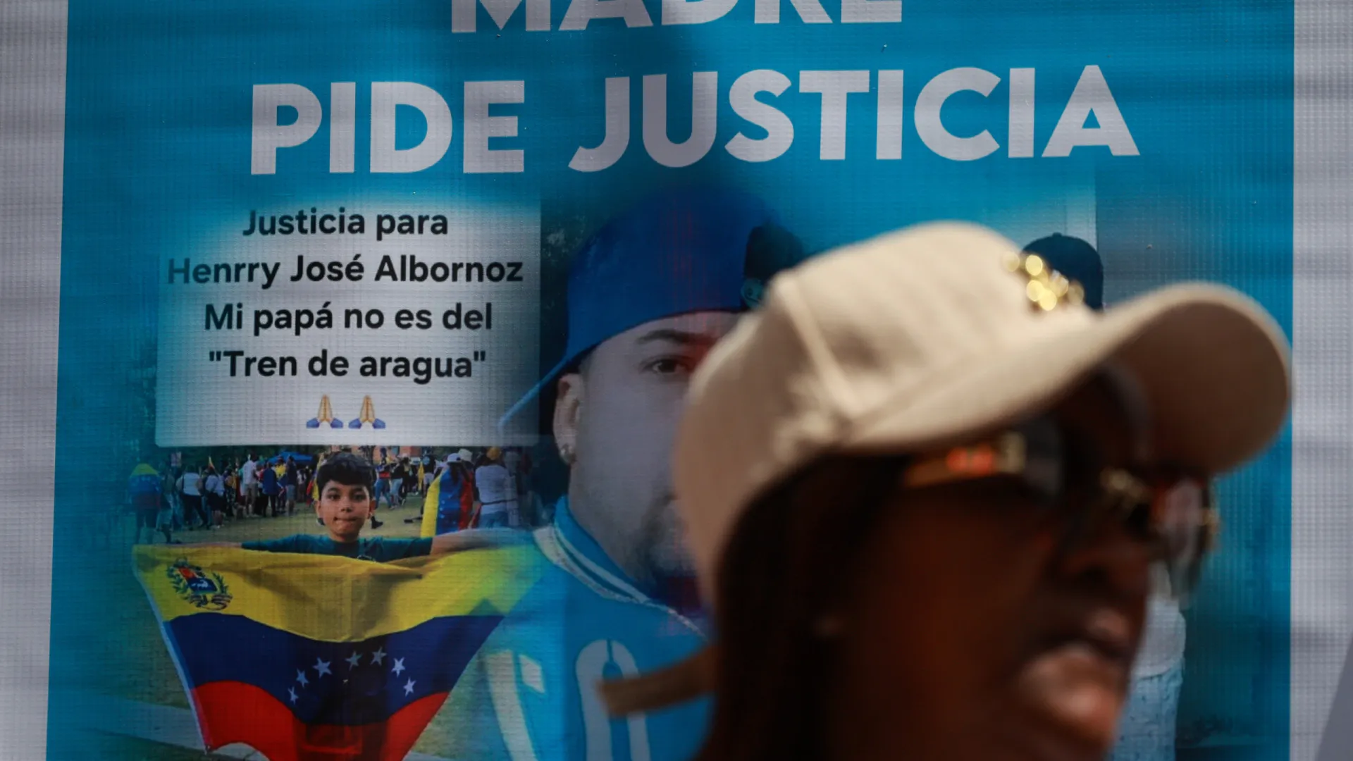 
                    Migrantes venezuelanos enviados para El Salvador exigem justiça aos EUA
                