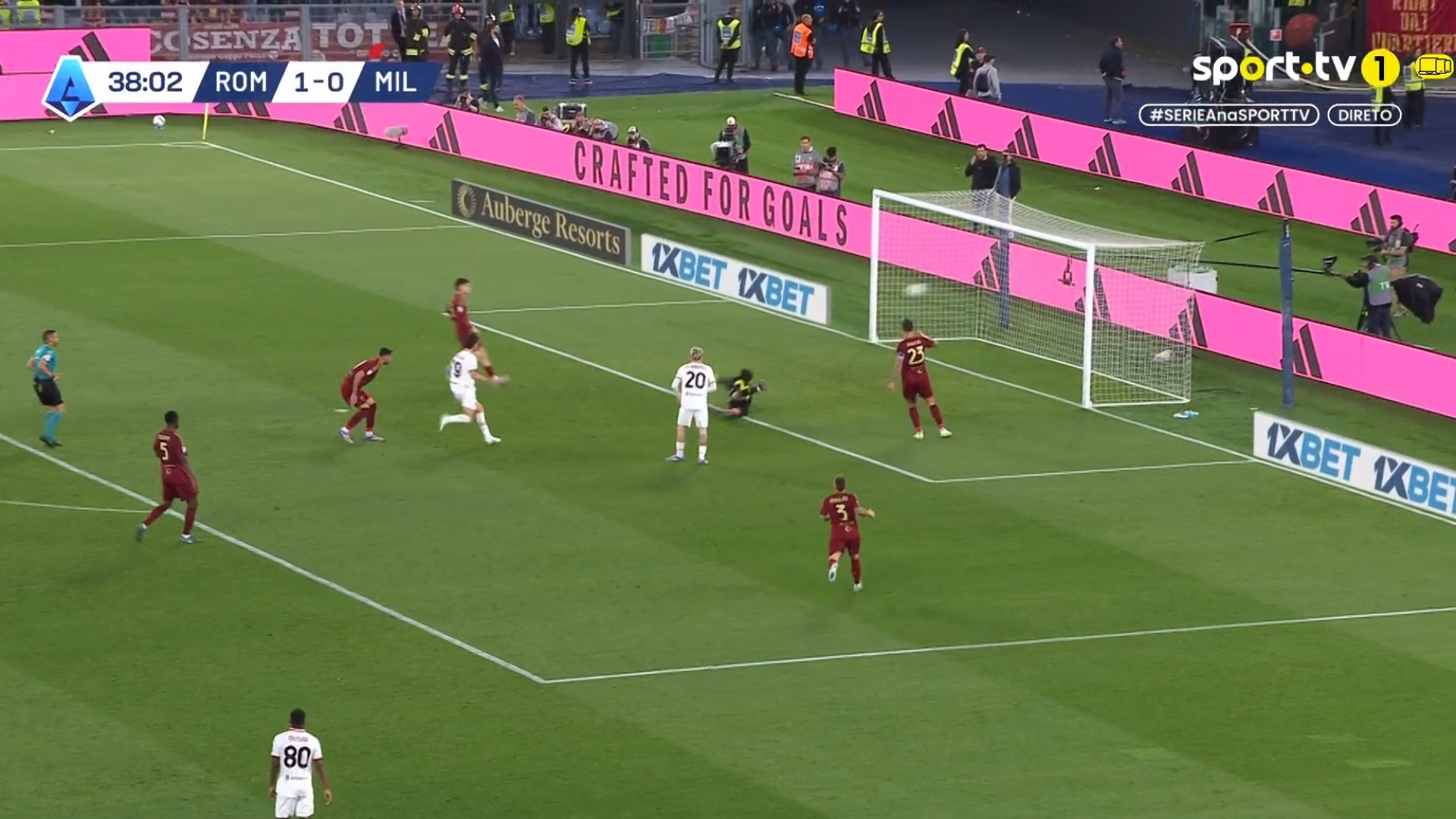 Num duelo entre ex-Benfica, João Félix superou Svilar