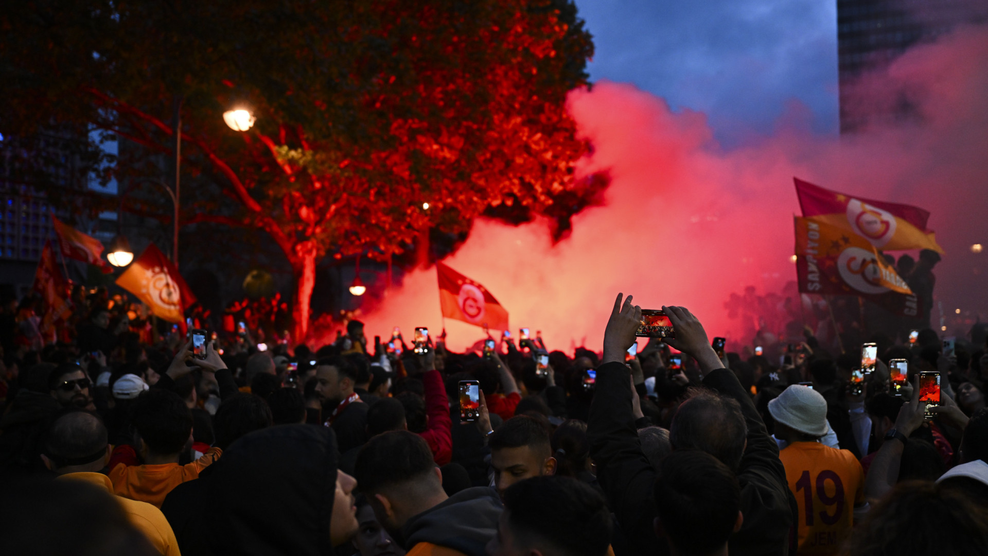 Festa de adeptos do Galatasaray resultam em 33 polícias feridos em Berlim