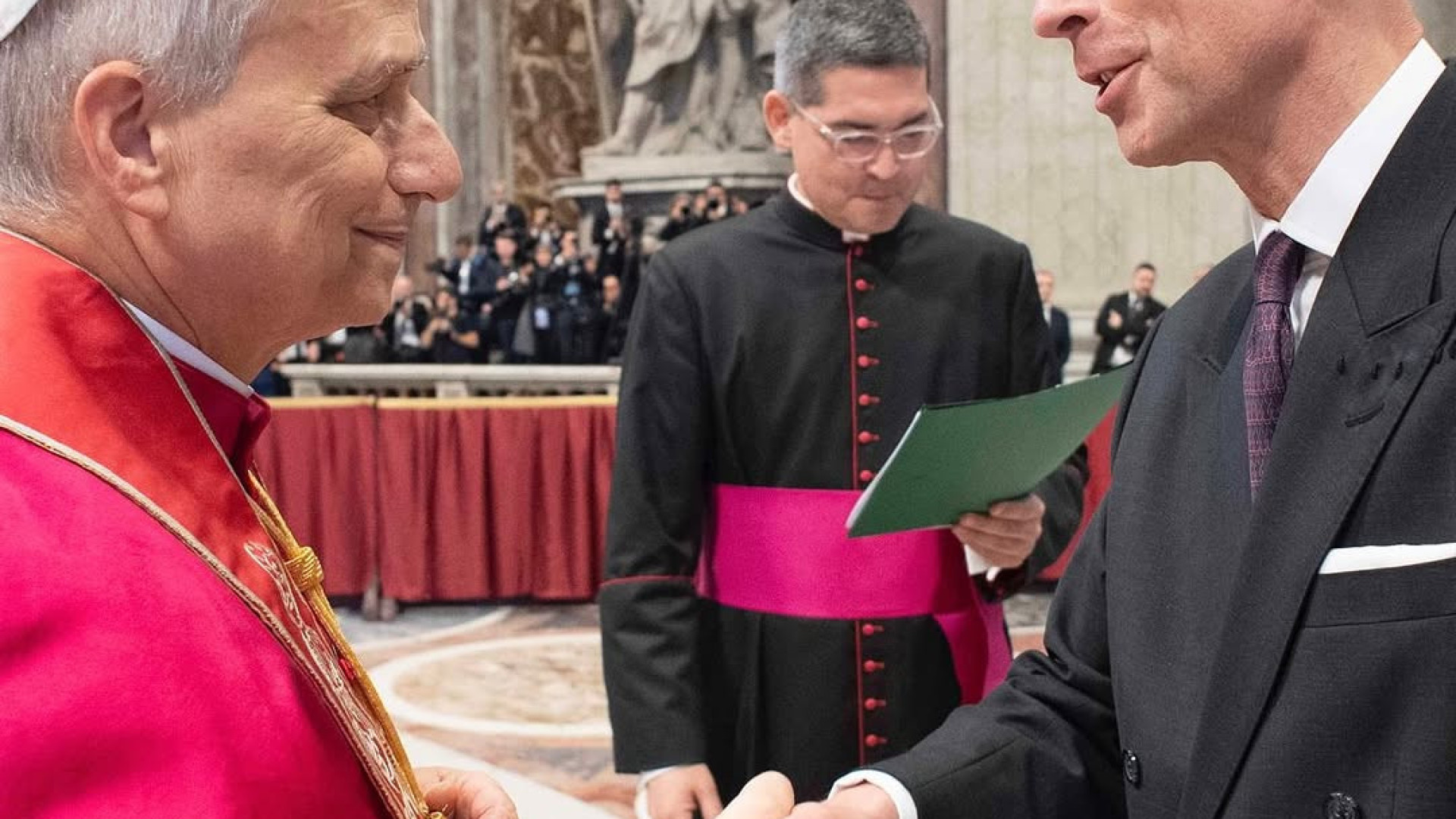 Família real britânica divulga imagens do príncipe Eduardo com o Papa