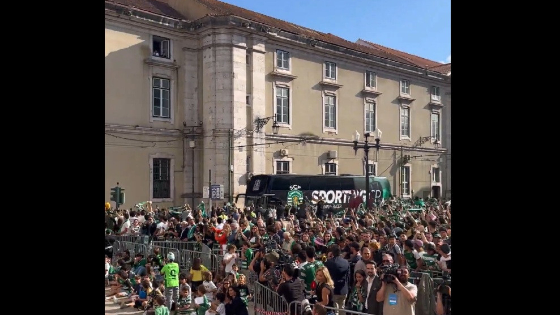 Adeptos 'enlouqueceram' na chegada do Sporting à Câmara de Lisboa