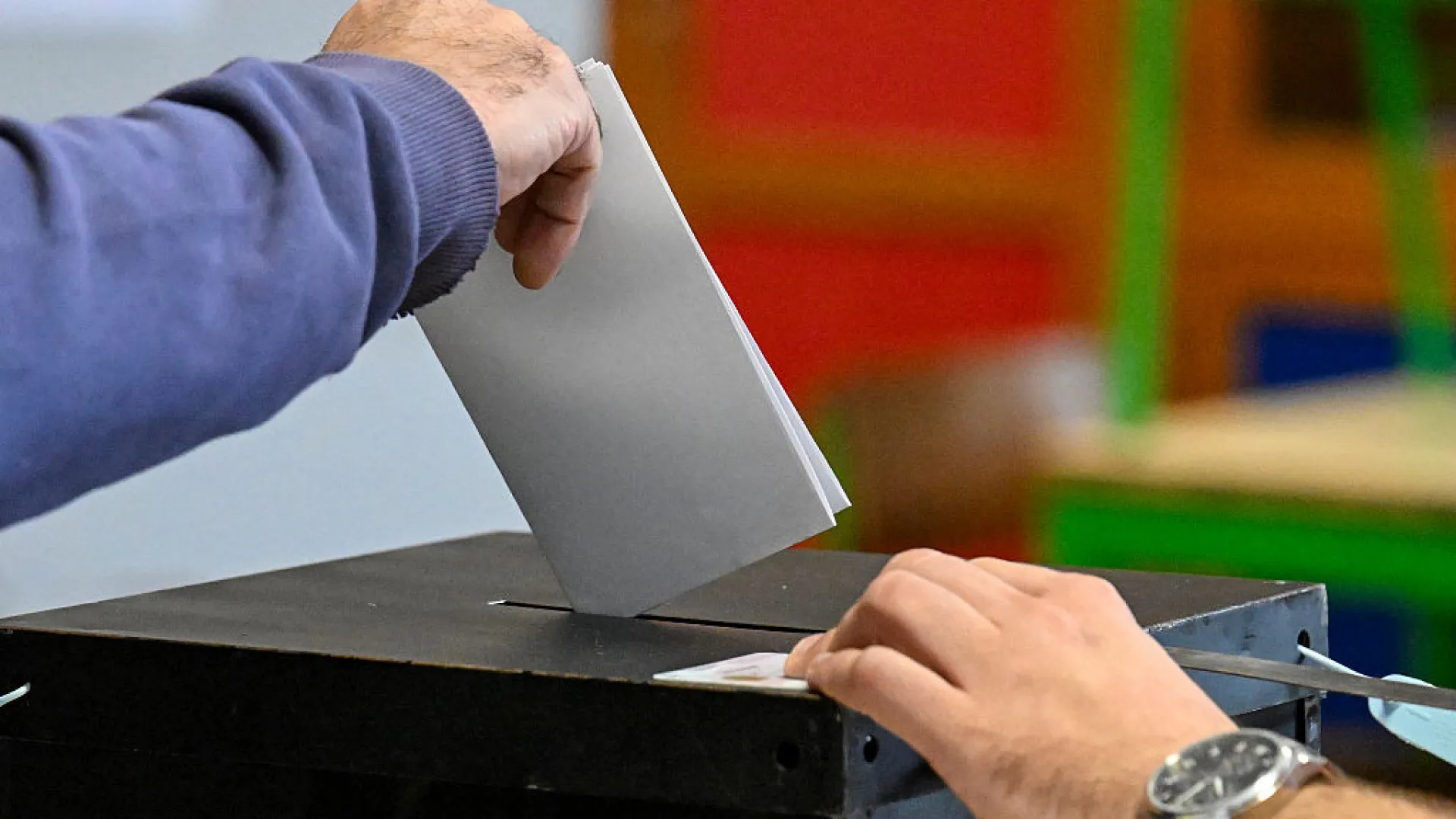 
                    Emigrantes na Califórnia pagam deslocações para poderem votar na segunda volta
                