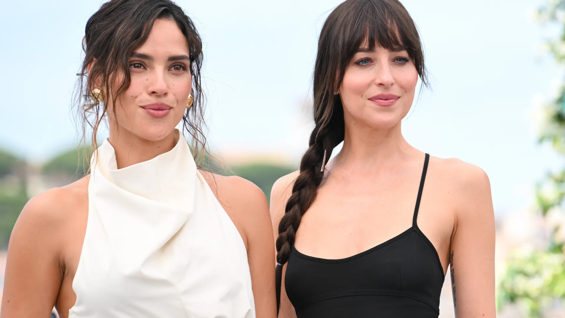 Dakota Johnson exibe tatuagens no Festival de Cinema de Cannes