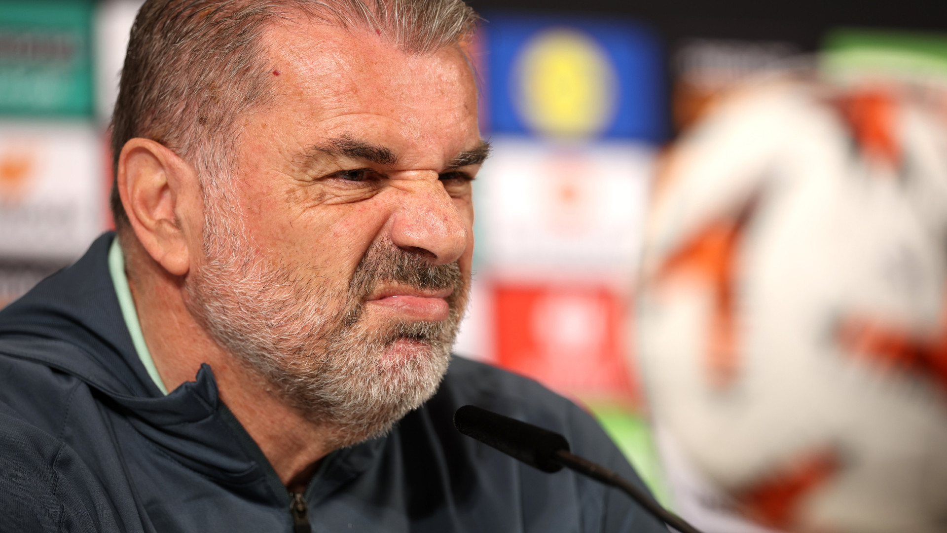 Postecoglou não tem paciência para jornalista. “Não sou palhaço”