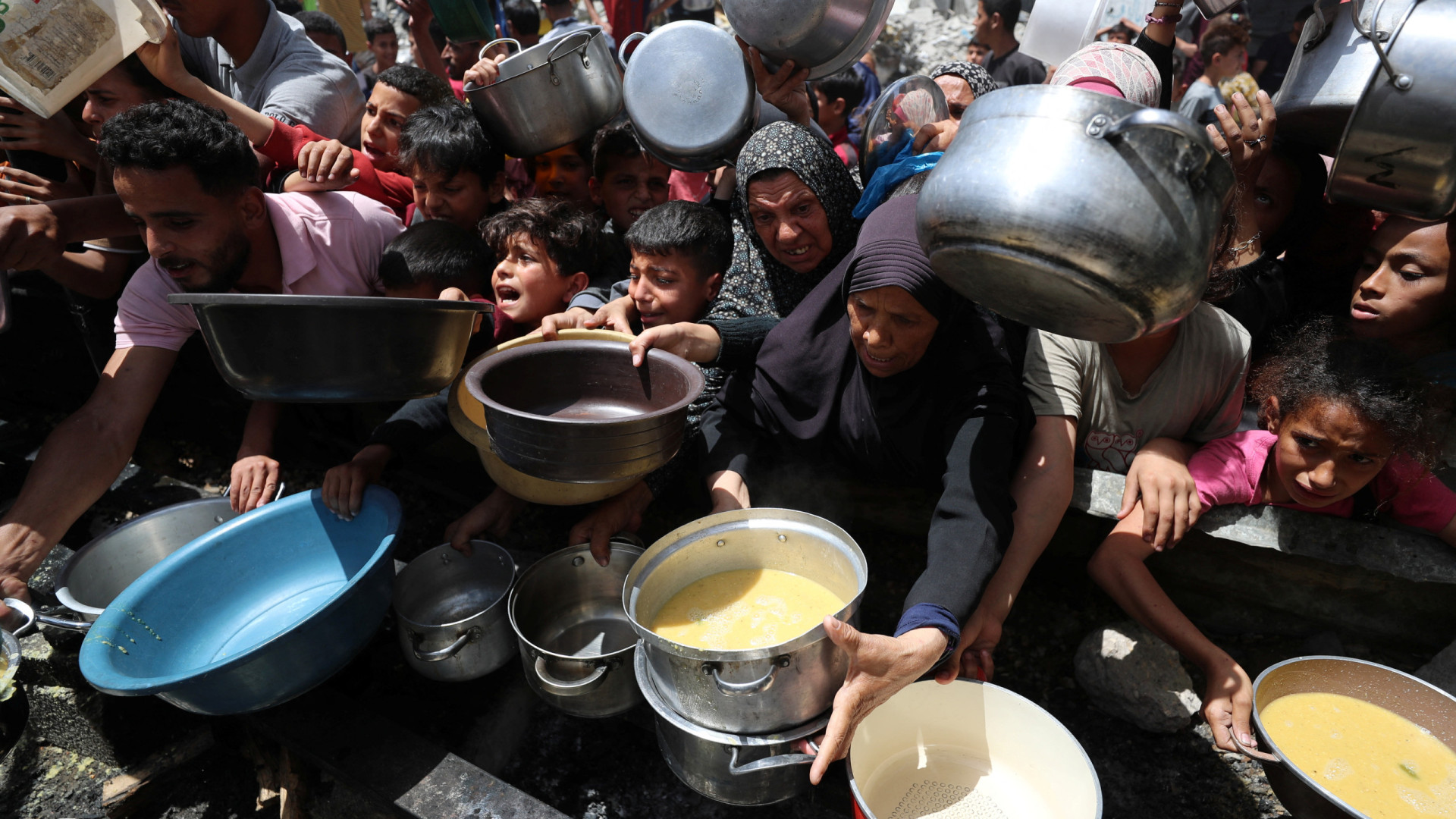 “As crianças estão a morrer”. A busca desenfreada por comida em Gaza