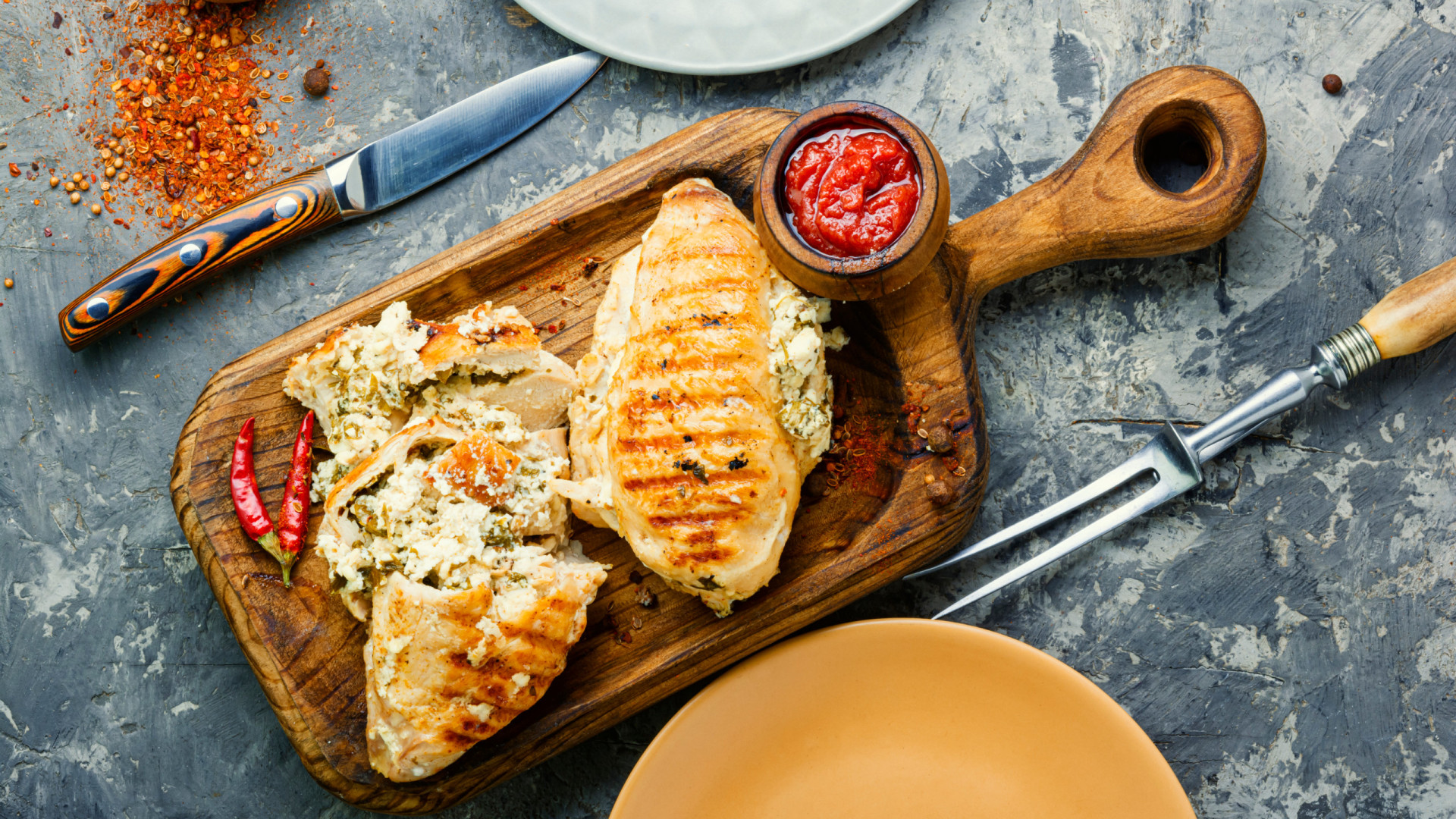 Tome nota desta receita de frango recheado com brie, espargos e presunto