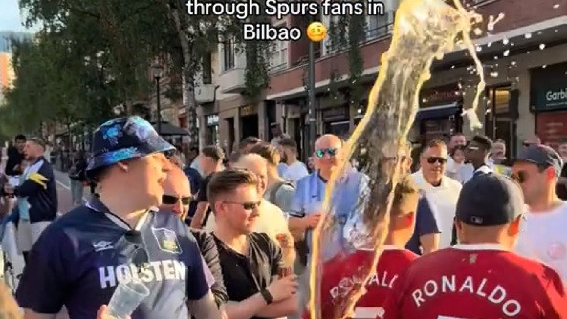 Adeptos do Manchester United levaram banho de cerveja e aconteceu isto