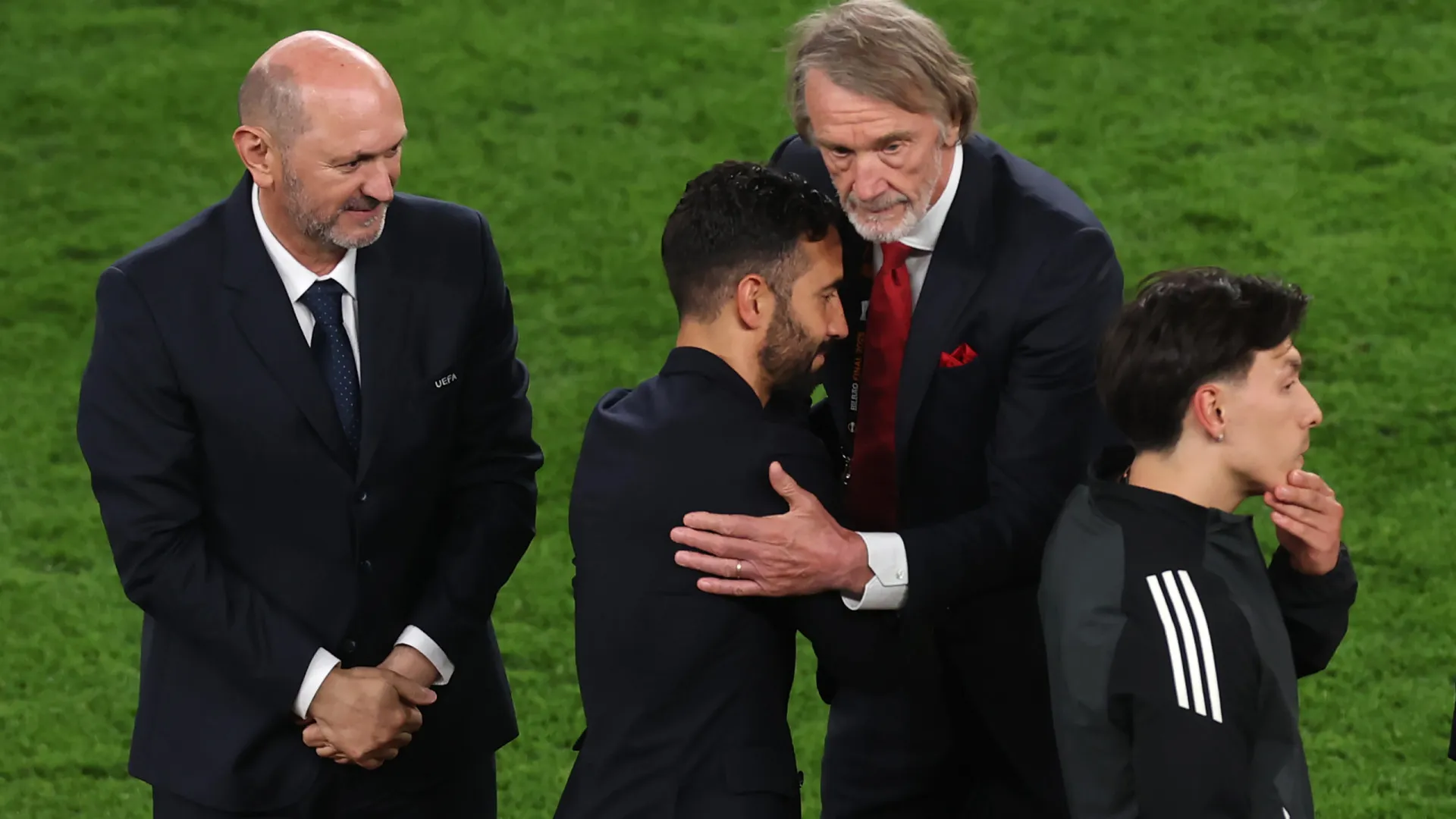 
                    Adeus, camarões? Patrão de Amorim 'aperta o cinto' no Manchester United
                