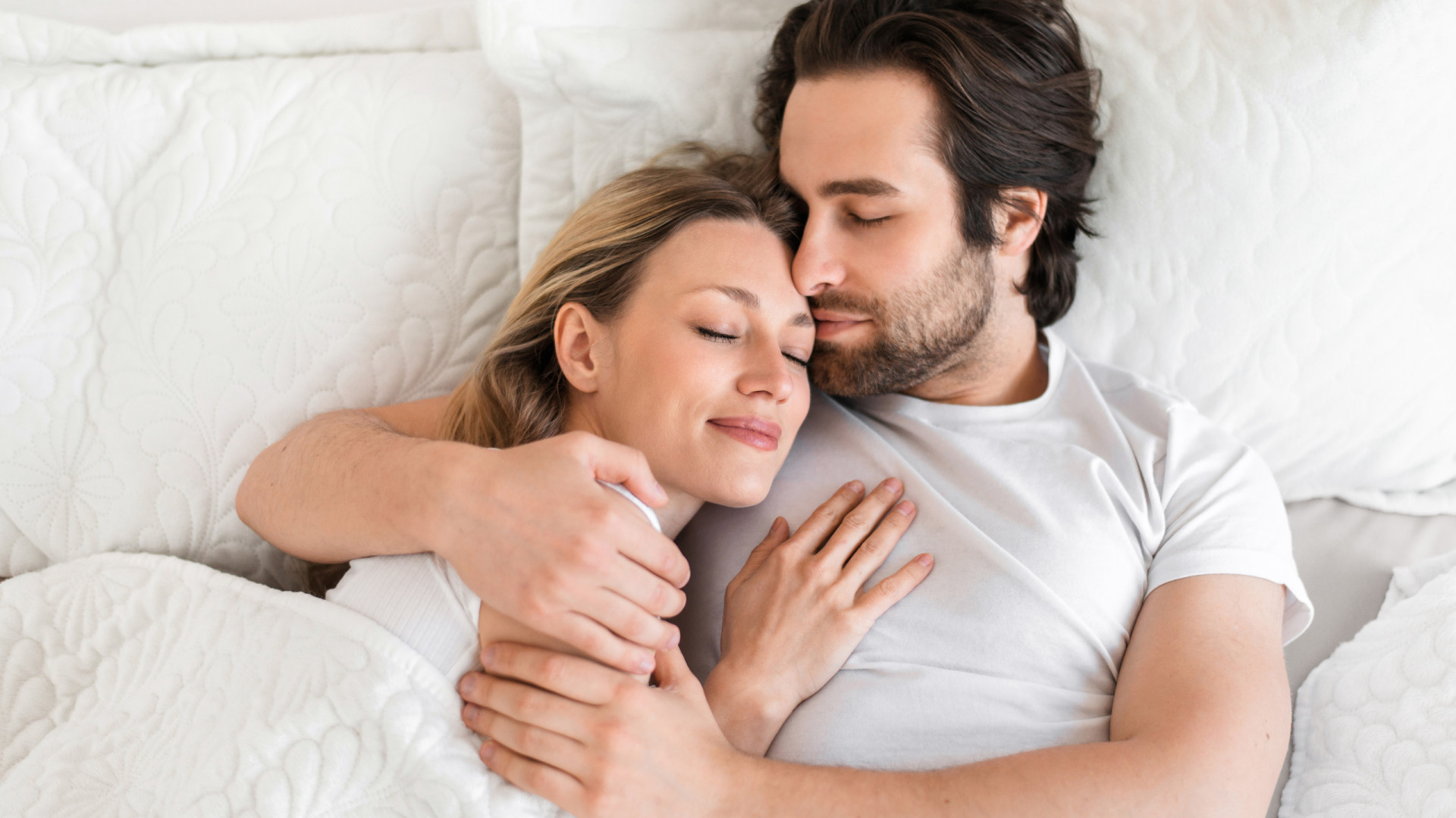 Costuma abraçar o seu parceiro antes de adormecer? Continue a fazê-lo