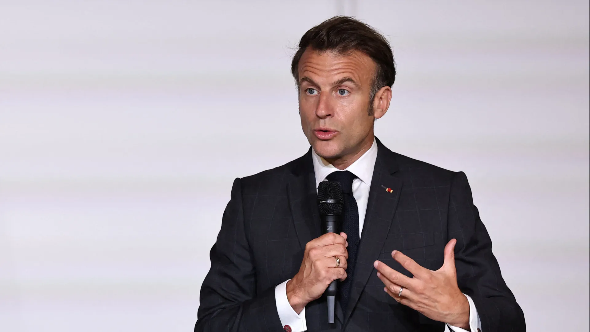 
                    Macron defende necessidade de garantir um exército ucraniano forte
                