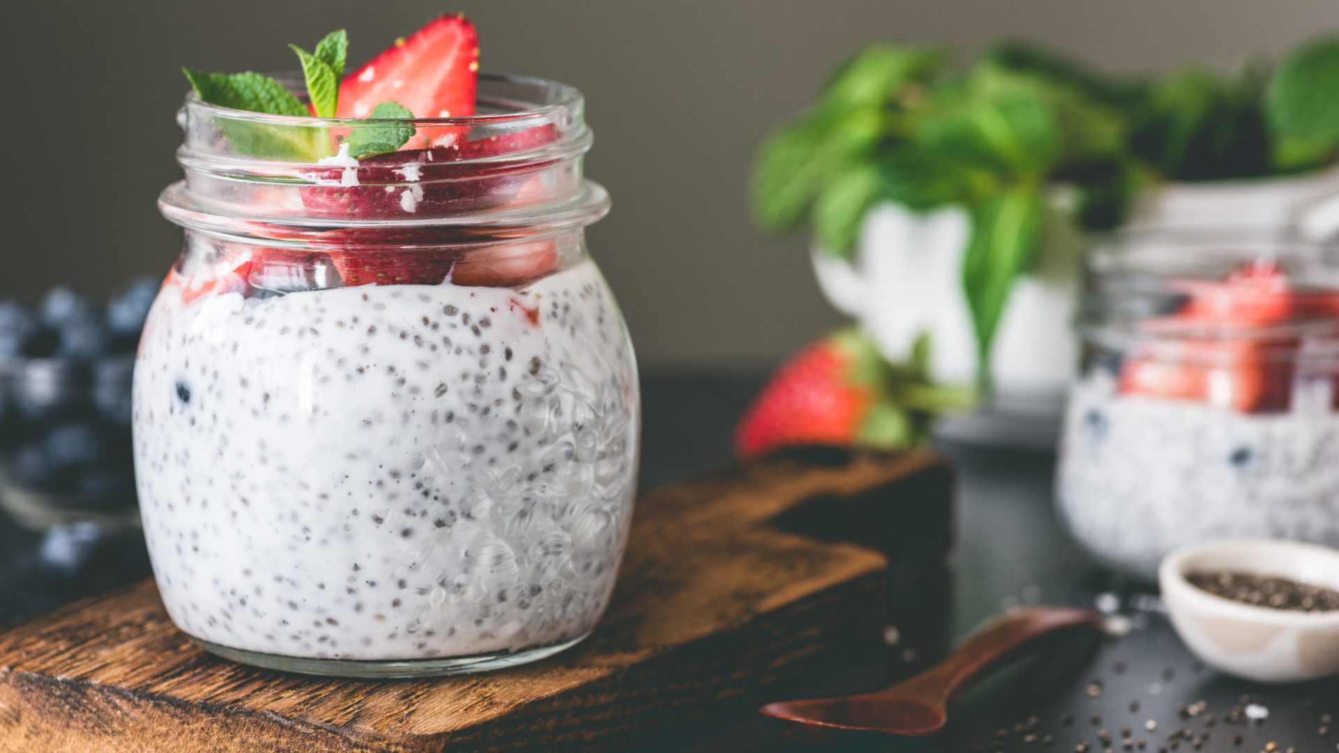 Está na hora do lanche! Que tal este pudim de chia, morango e limão?