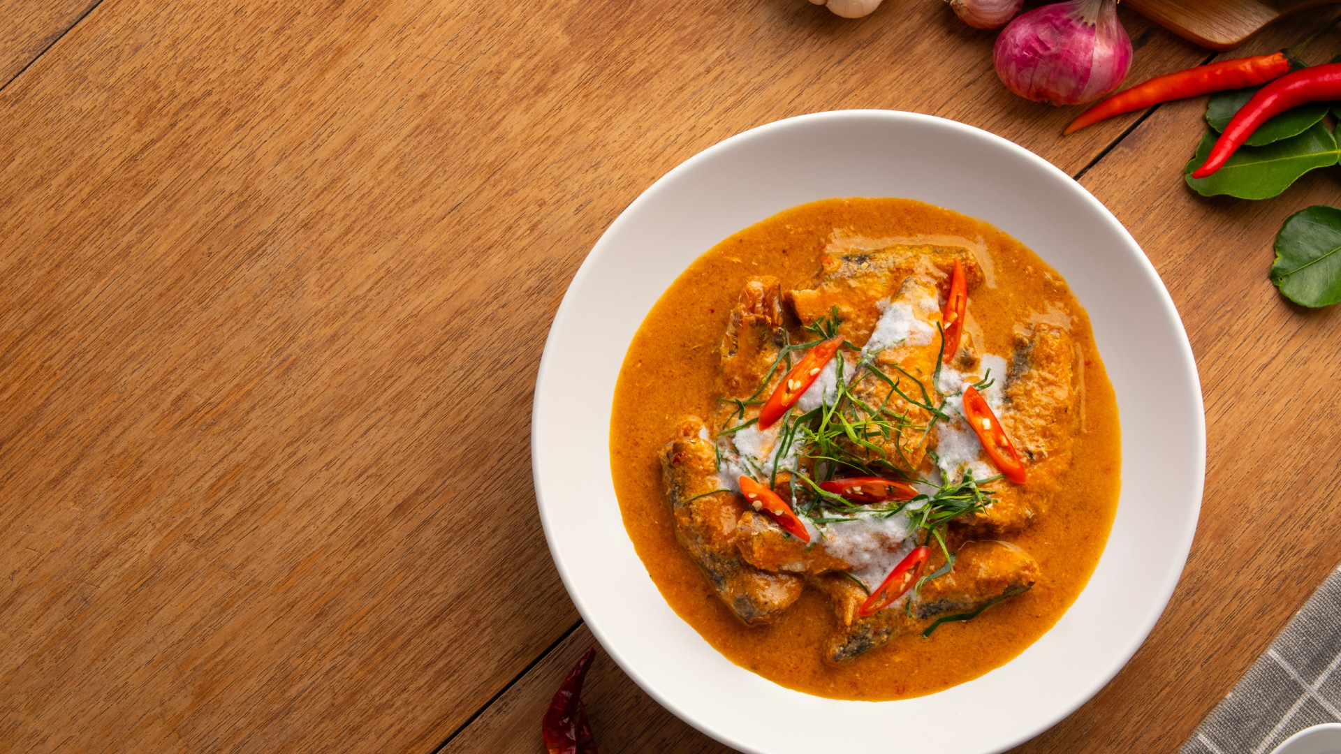 Planos para o almoço? Receita fácil de sardinhas à moda indiana