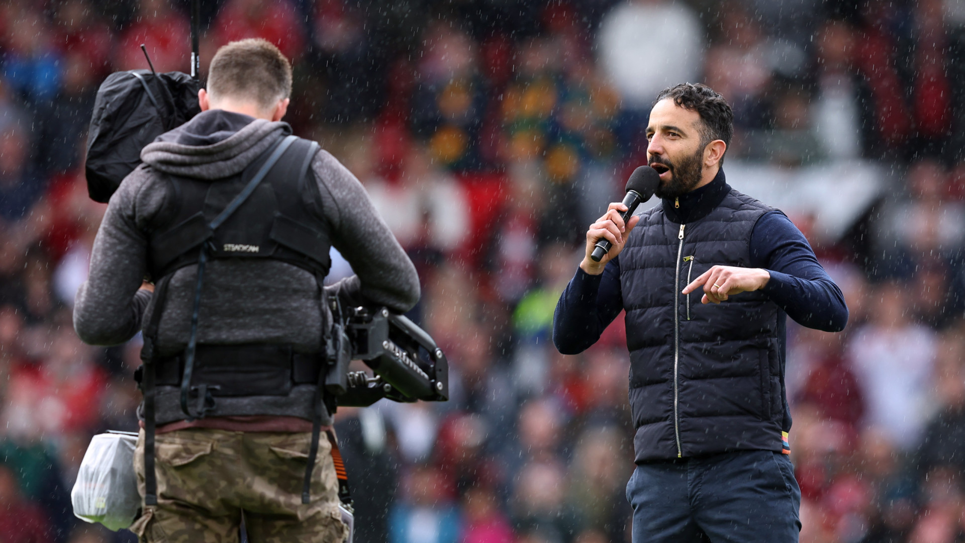 Ruben Amorim discursou no relvado e contou com companhia… especial