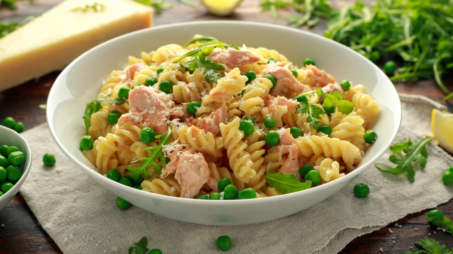 Massa com salmão e ervilhas. A receita para arrancar bem a semana