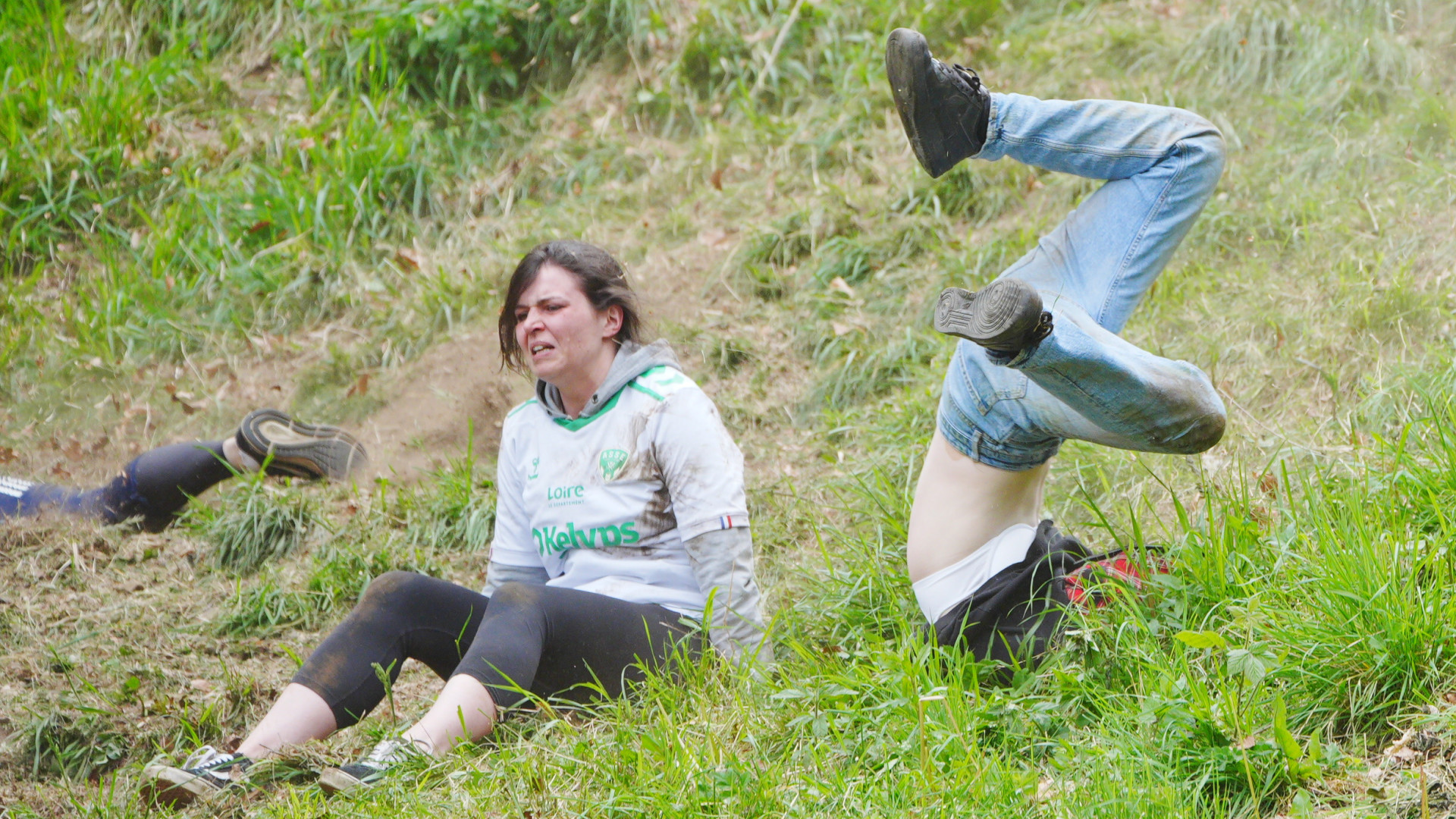 Corrida divertida (mas perigosa) volta a juntar dezenas… por um queijo