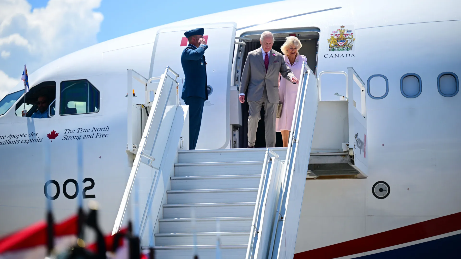 Rei Carlos III chega ao Canadá... e filho Harry viaja para a China