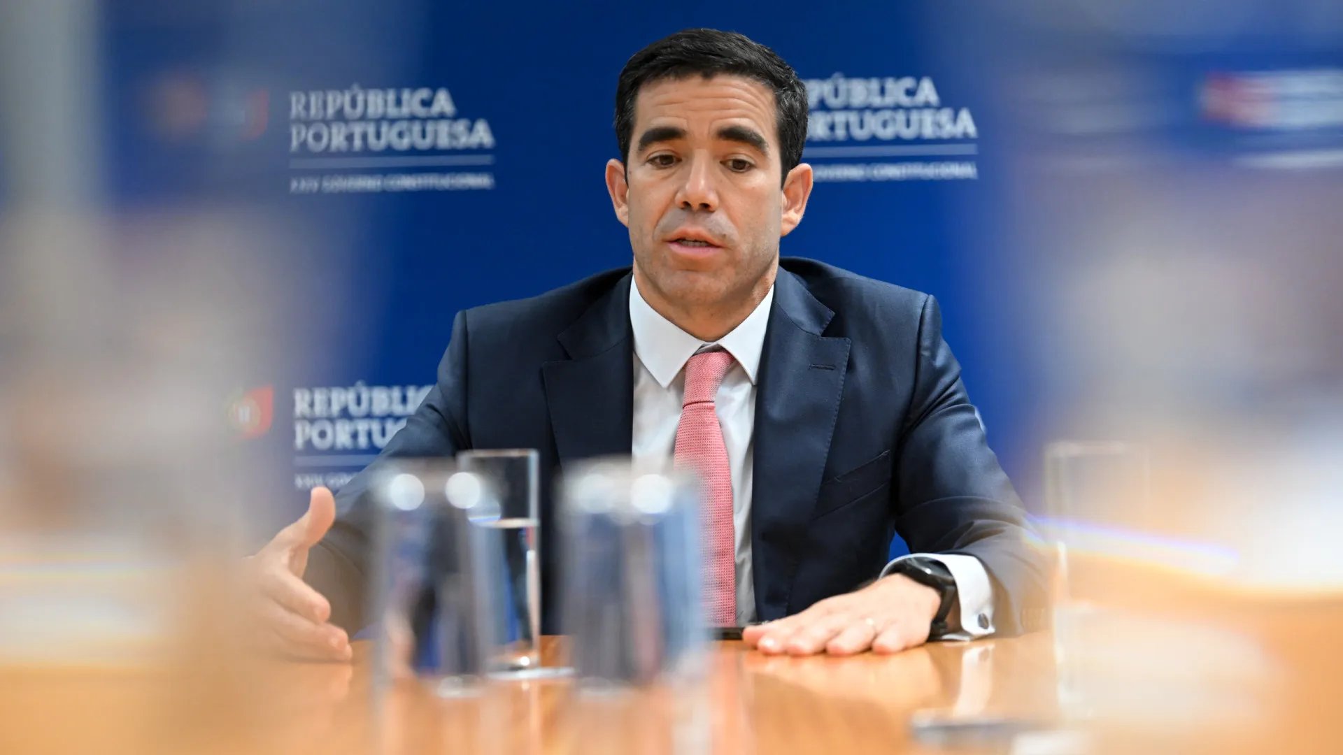 
                    Governo aprova aumentos salariais para a Função Pública
                