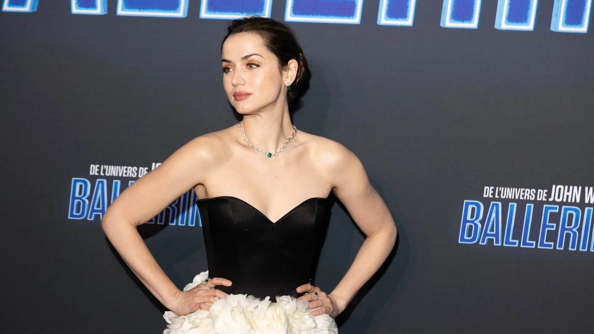 A promover novo filme, Ana de Armas elege vestido preto e branco
