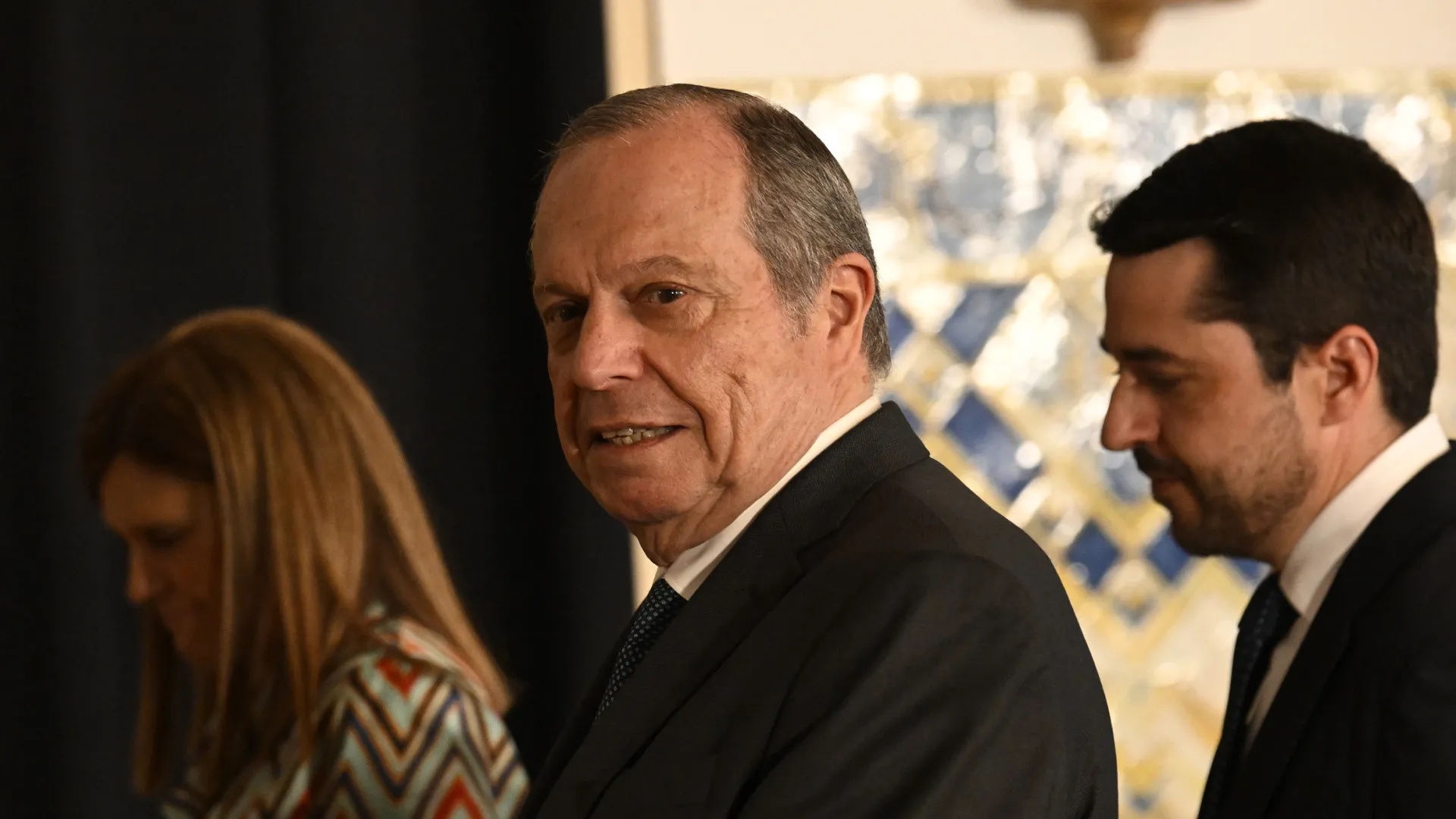 
                    Está em causa a escolha de alguém que promova 