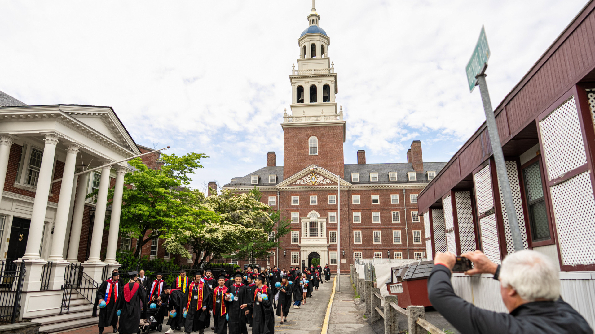 Executivo Trump ameaça cortar fundos a Harvard por antissemitismo