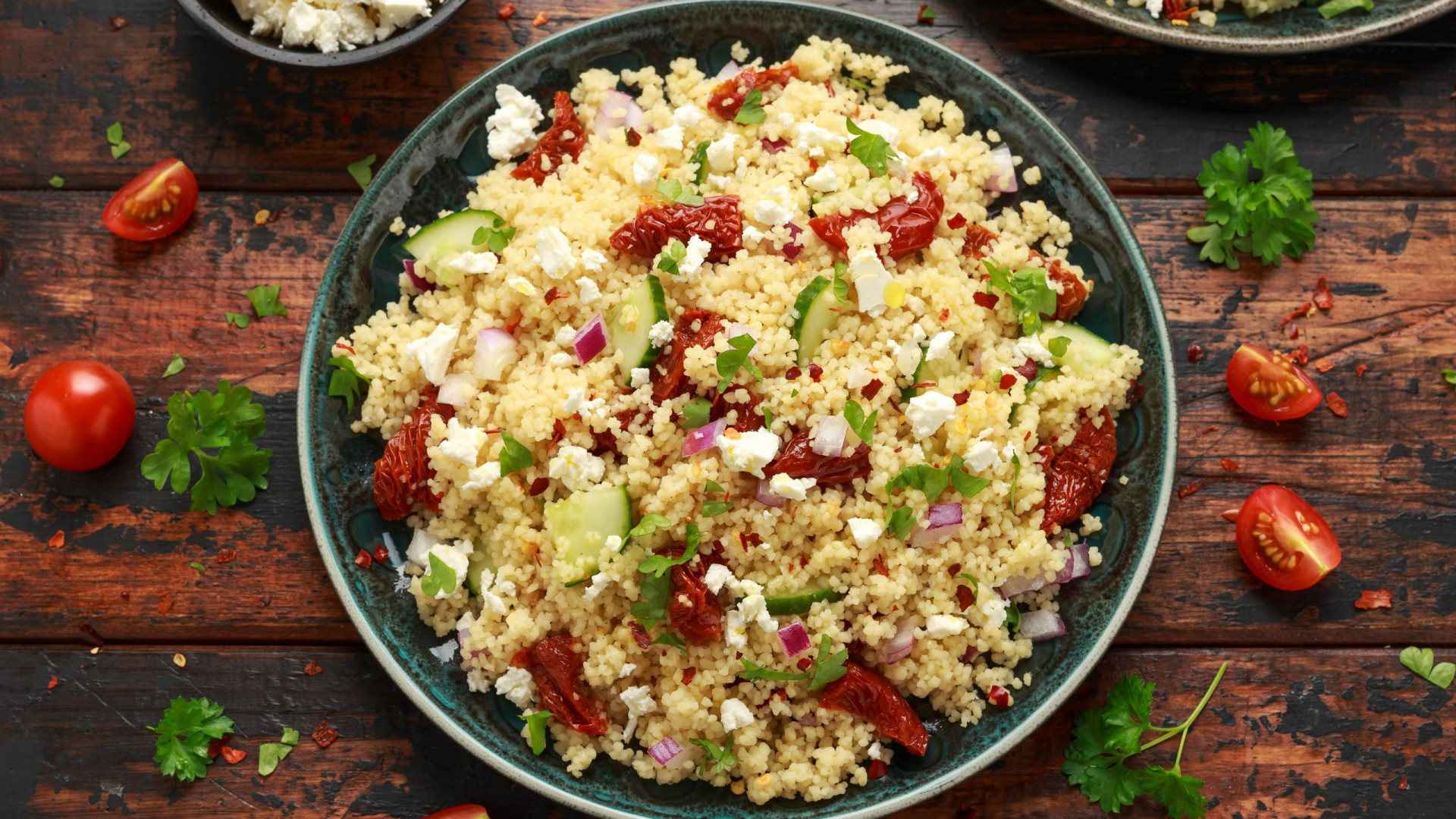 Com este calor, nada como uma salada de cuscuz, cenoura e queijo feta