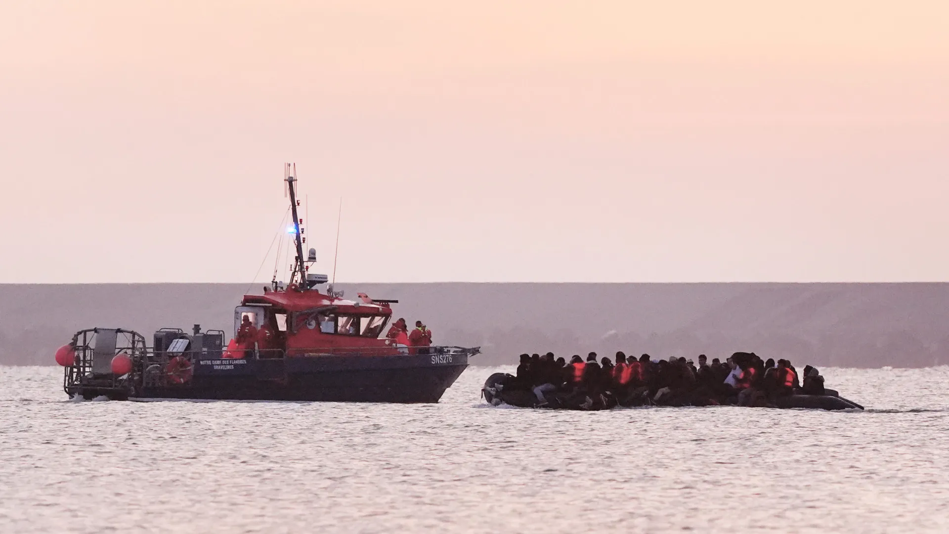 
                    Desmantelada rede que fornecia apoio a traficantes de imigrantes no Canal da Mancha
                