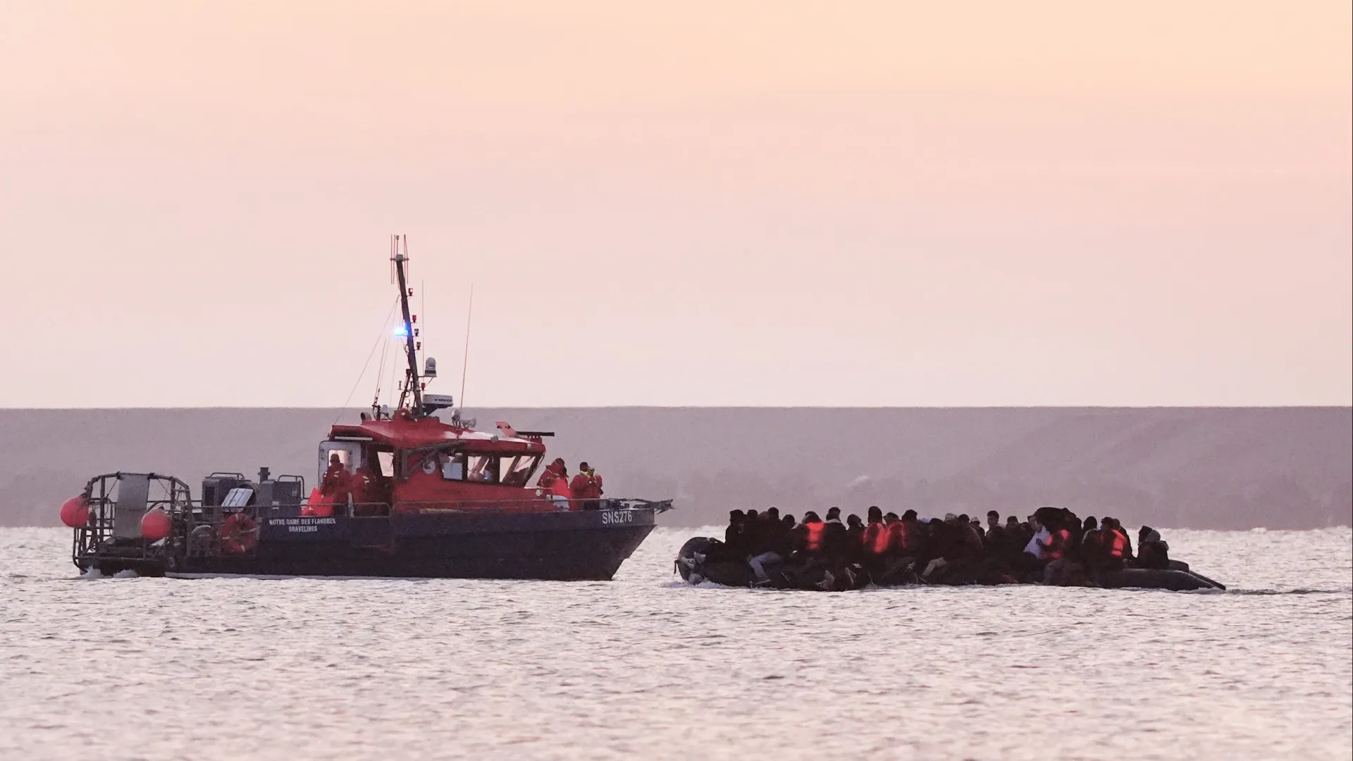 
                    Julgamento por mortes no Canal da Mancha revela guerras entre traficantes
                