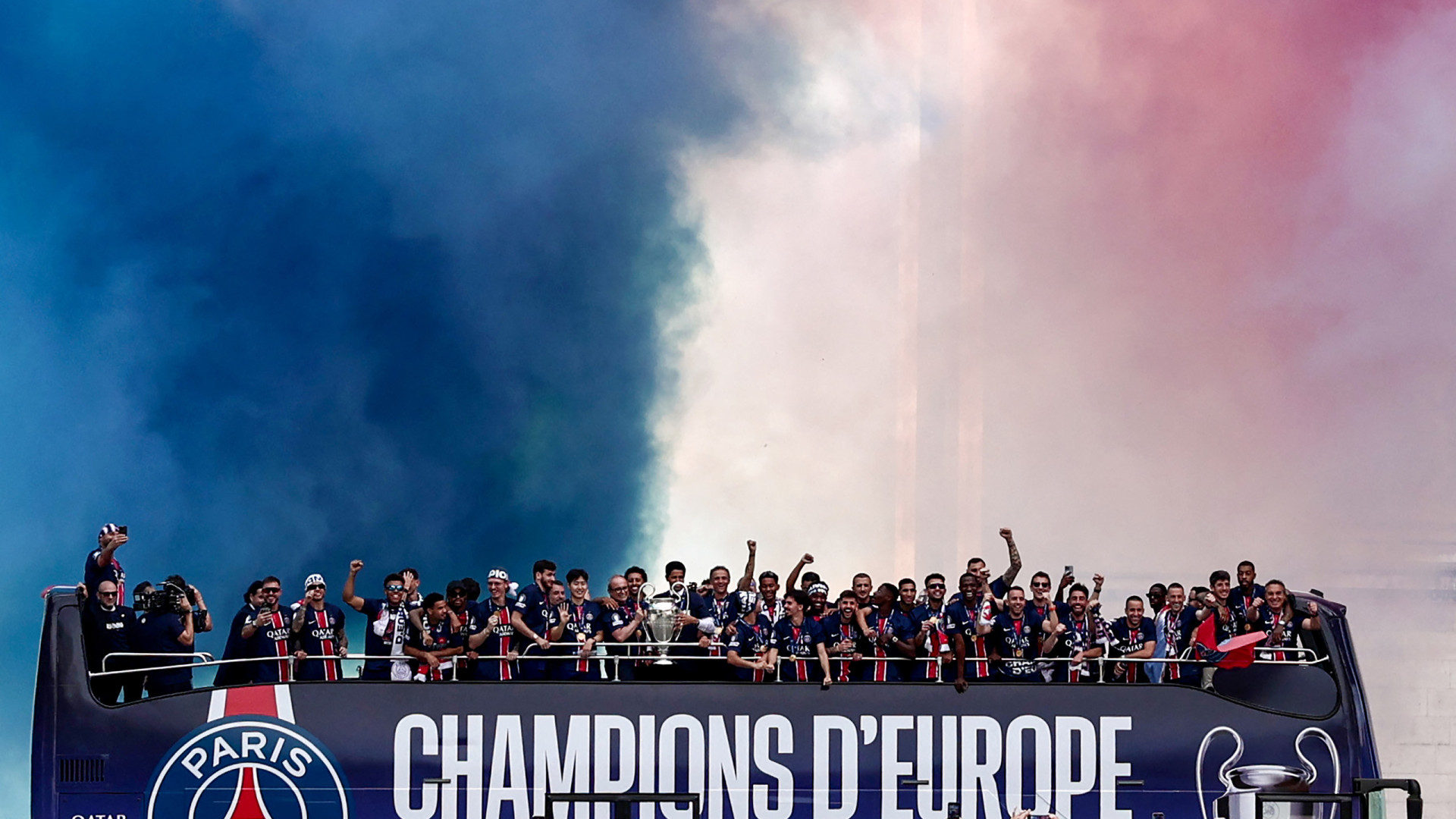 Apoteose. PSG passeia pelas ruas de Paris após conquista da Champions