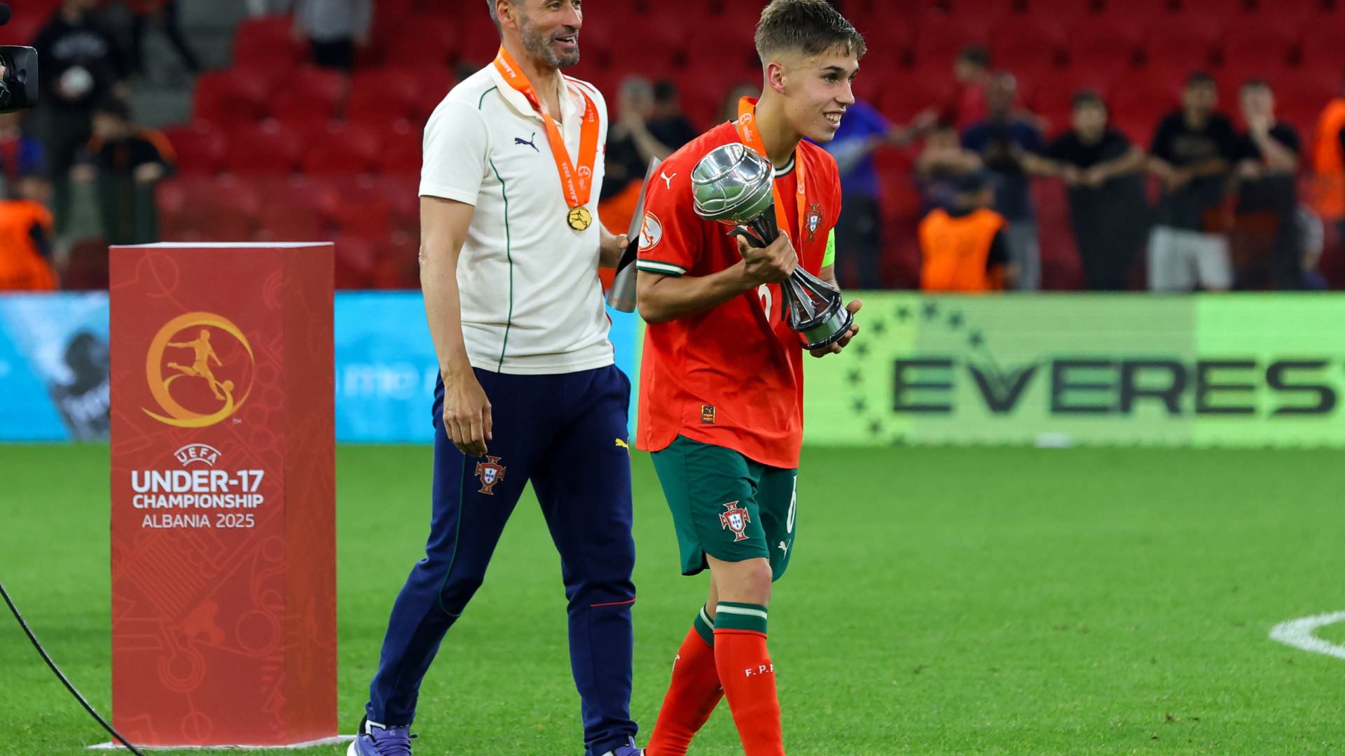 Melhor jogador do Europeu de sub-17 é de Portugal: 
