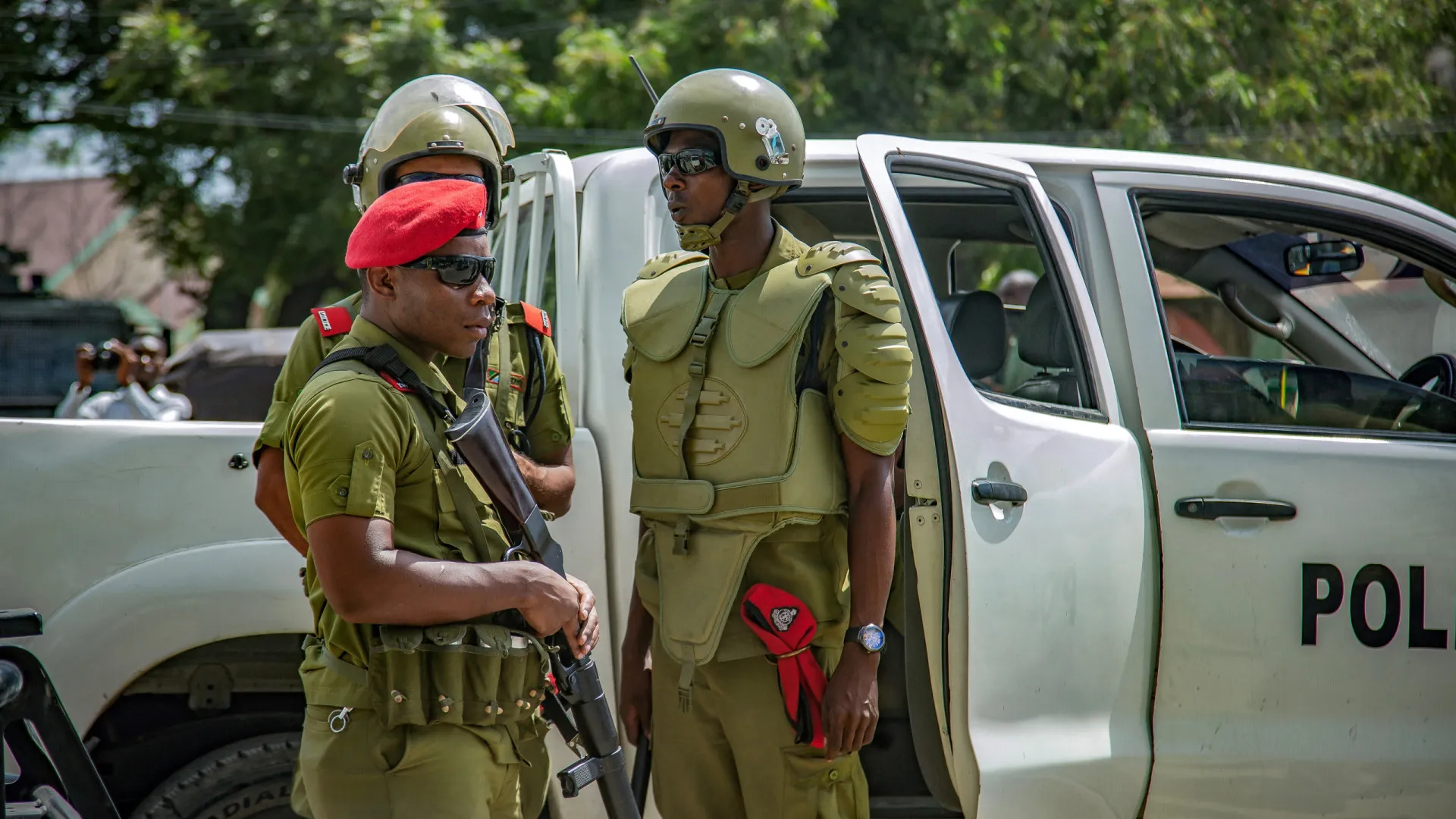 
                    Cerca de uma centena de tanzanianos acusados de traição devido aos protestos
                
