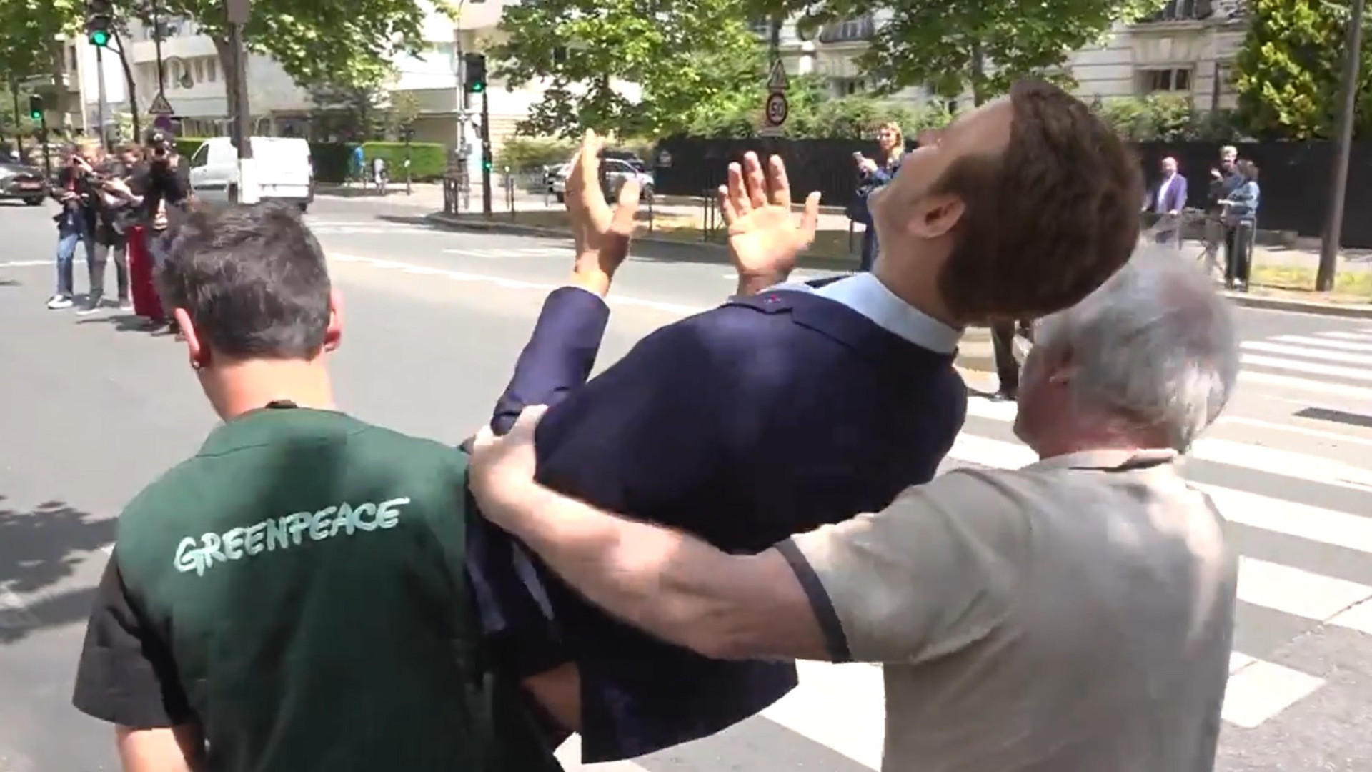 Estátua de Macron roubada e colocada junto de embaixada russa. Ora veja